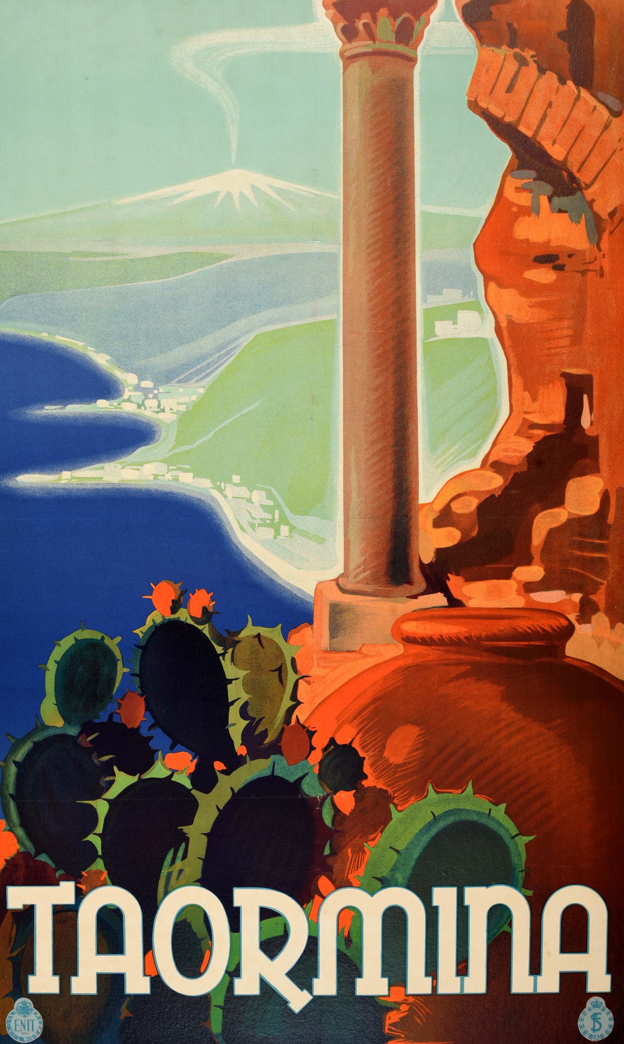 Originale manifesto di viaggio d'epoca per Taormina, sull'isola di Sicilia, emesso dall'Ente Nazionale Italiano per il Turismo (ENIT), con una vista panoramica verso l'Etna con un cactus colorato e antiche rovine in primo piano, il mare blu e le