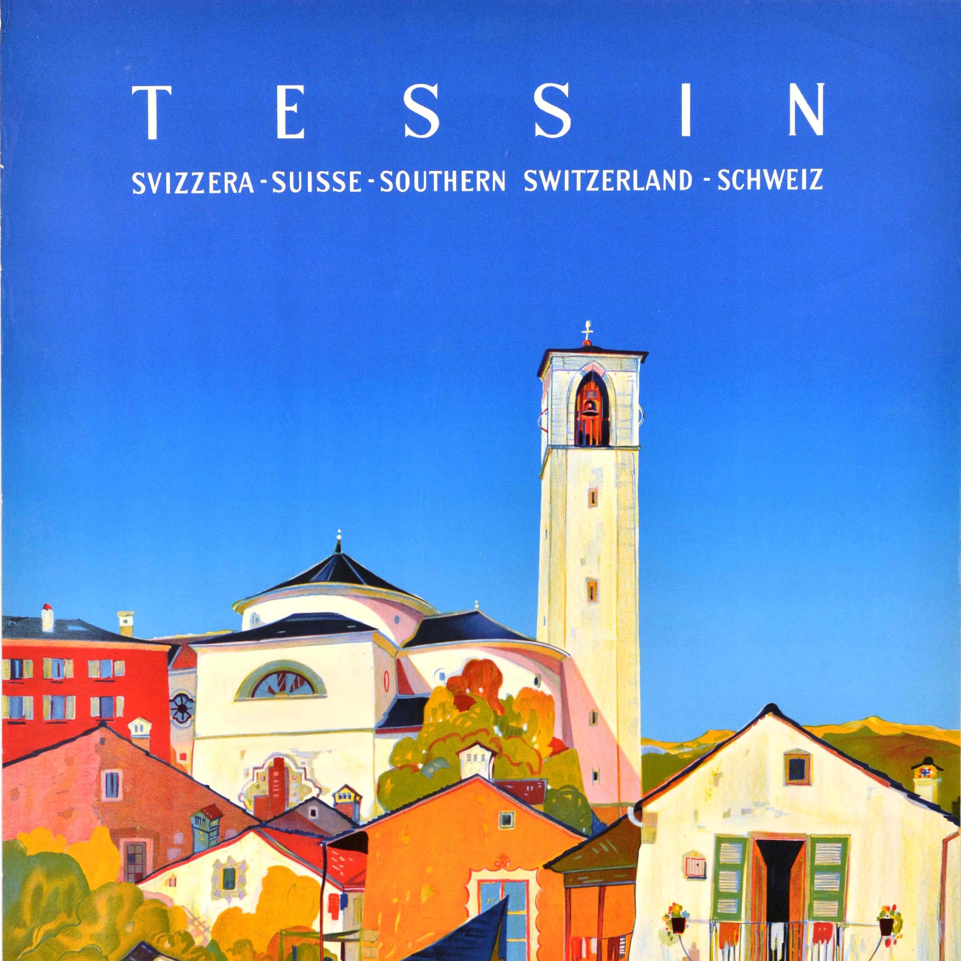 Original-Reiseplakat mit Werbung für das Tessin (Ticino / Tessin Svizzera Suisse Südschweiz Schweiz) mit einem farbenfrohen Blick von einem Balkon auf die Skyline der Stadt mit plaudernden Menschen und dem Glockenturm der Kirche, der in den blauen