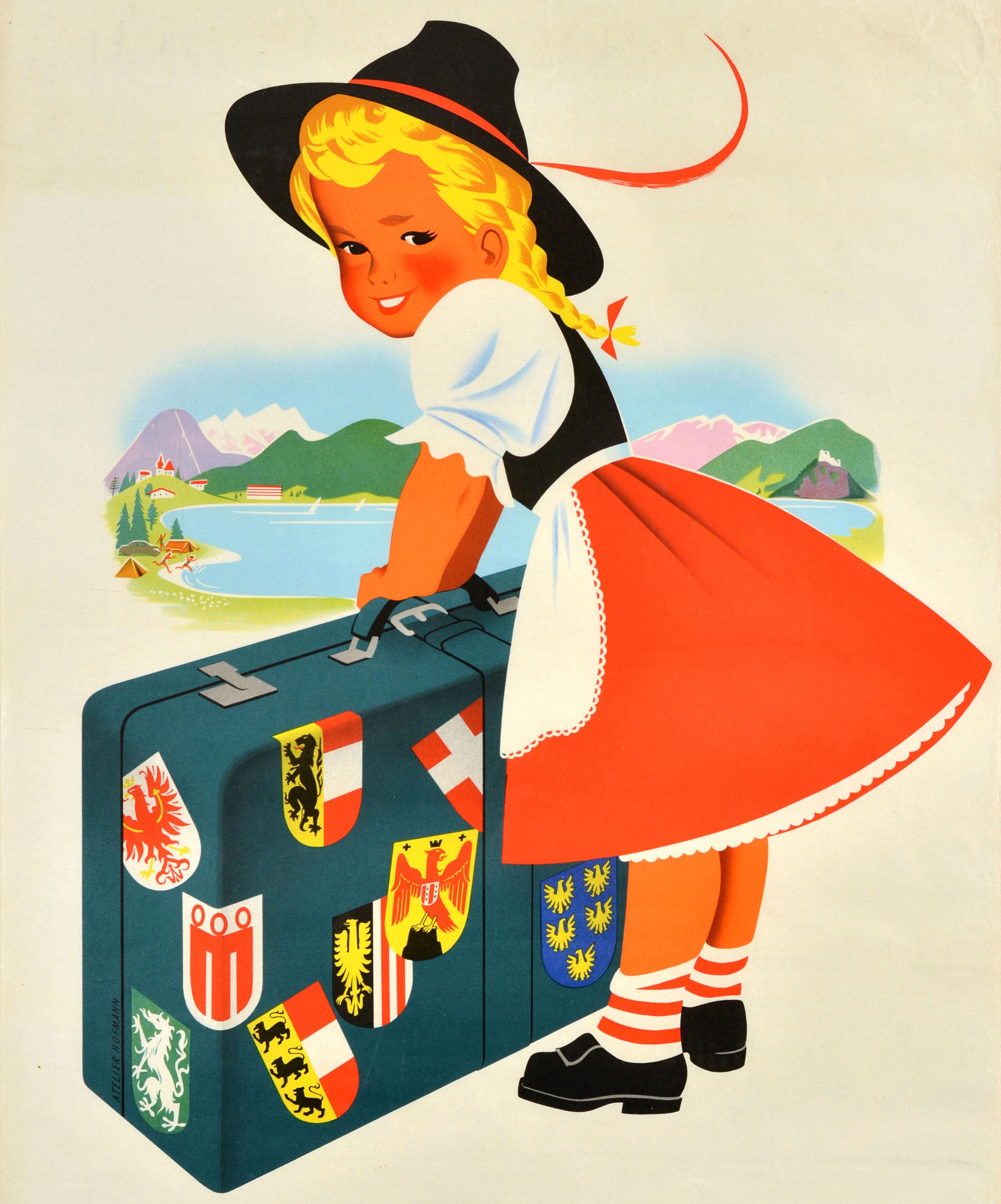Original Vintage-Reiseplakat - Travel in Austria - mit dem Bild eines lächelnden Mädchens in Tracht und Hut, das einen großen Koffer hält, der mit Gepäcklabels bedeckt ist, auf denen die verschiedenen Wappen der österreichischen Bundesländer