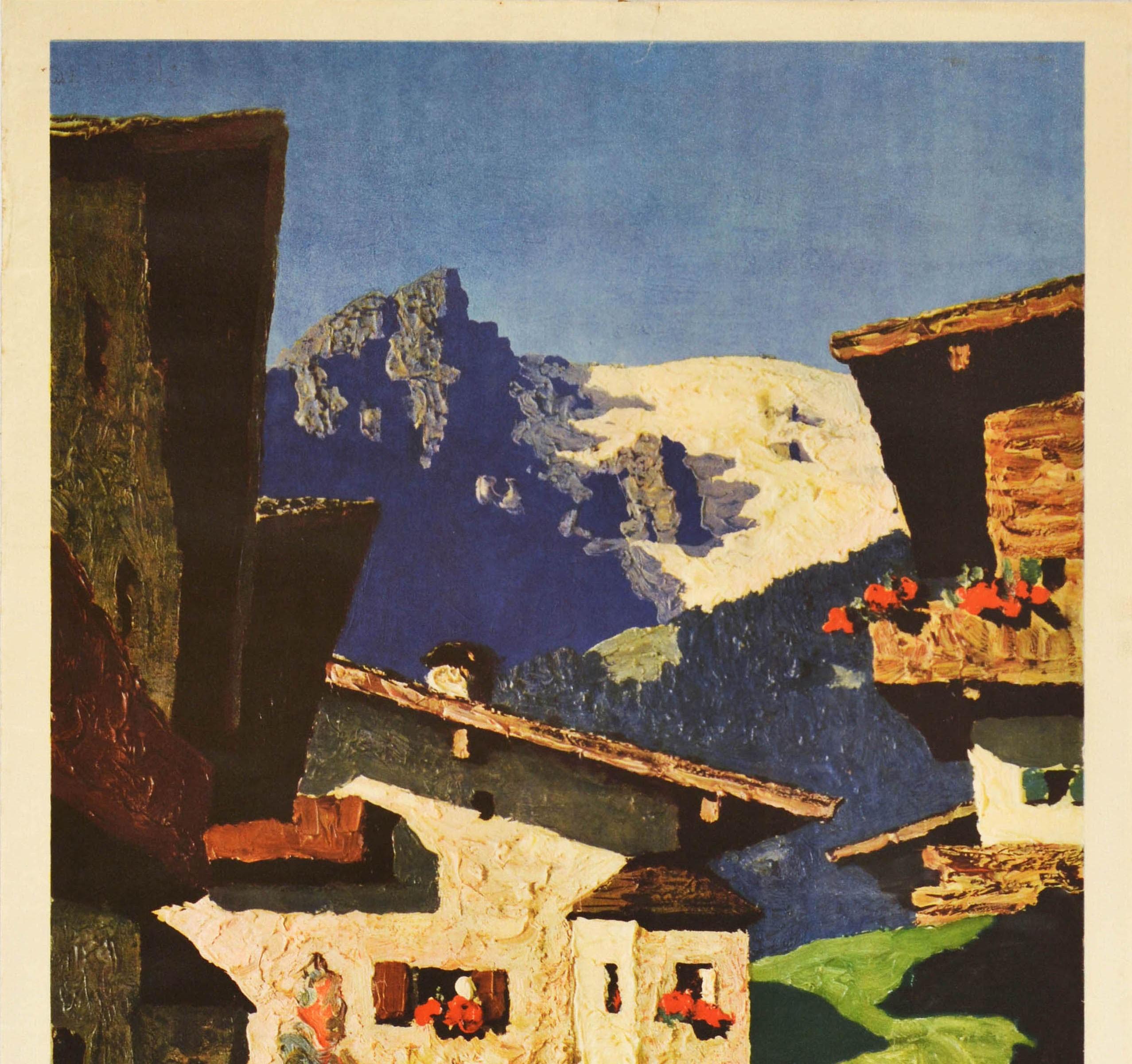 Original-Reiseplakat für Tirol mit einem atemberaubenden Kunstwerk des österreichischen Künstlers Alfons Walde (1891-1958), das Menschen zeigt, die an traditionellen Gebäuden in der kleinen mittelalterlichen Stadt Kitzbühel vorbeigehen, mit Blick