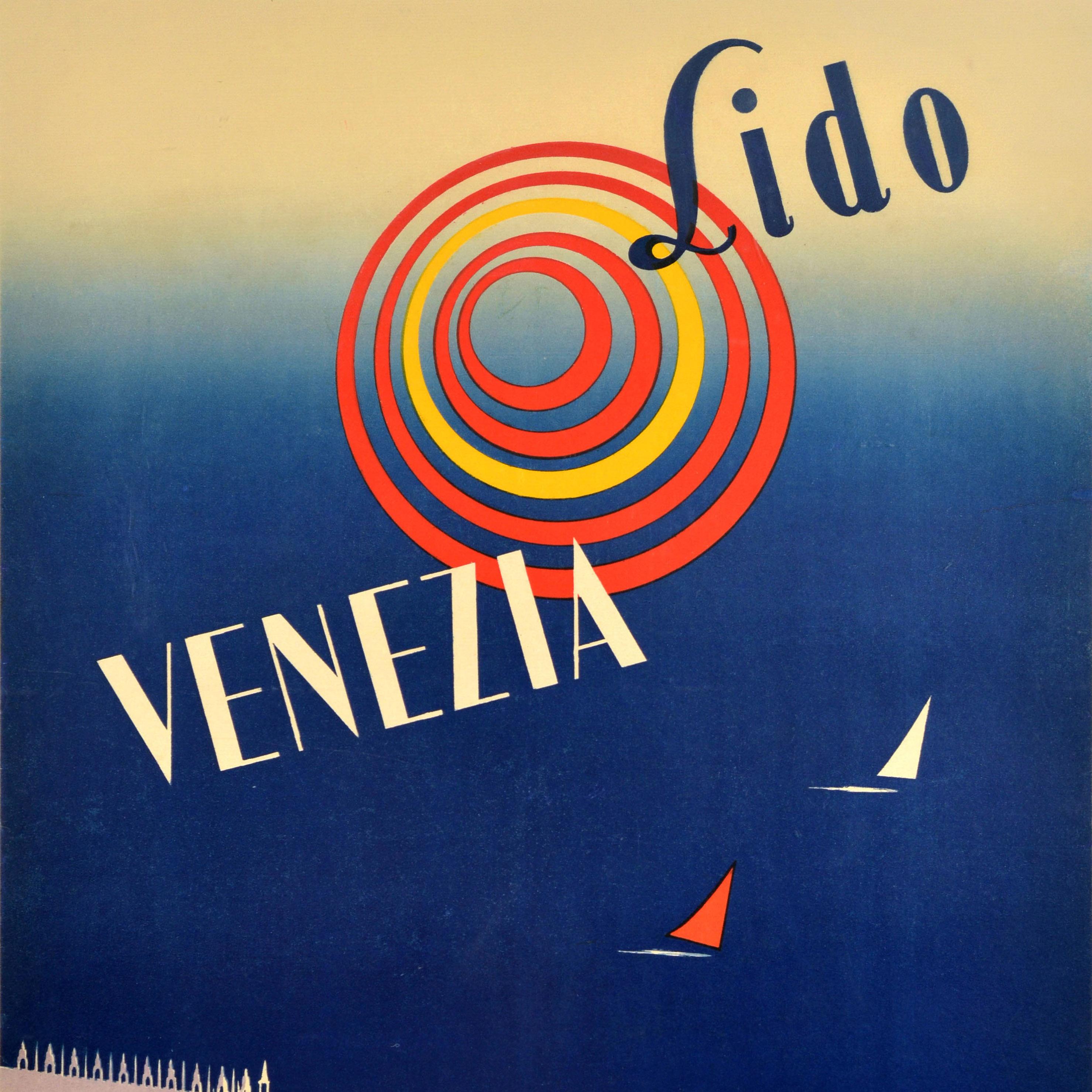Original Vintage-Reiseplakat für Venedig Italien - Lido Venezia - mit einem großartigen Design aus der Mitte des Jahrhunderts, das einen Blick auf die historische Piazza San Marco / Markusplatz und den Löwen von Venedig und die Statuen des Heiligen