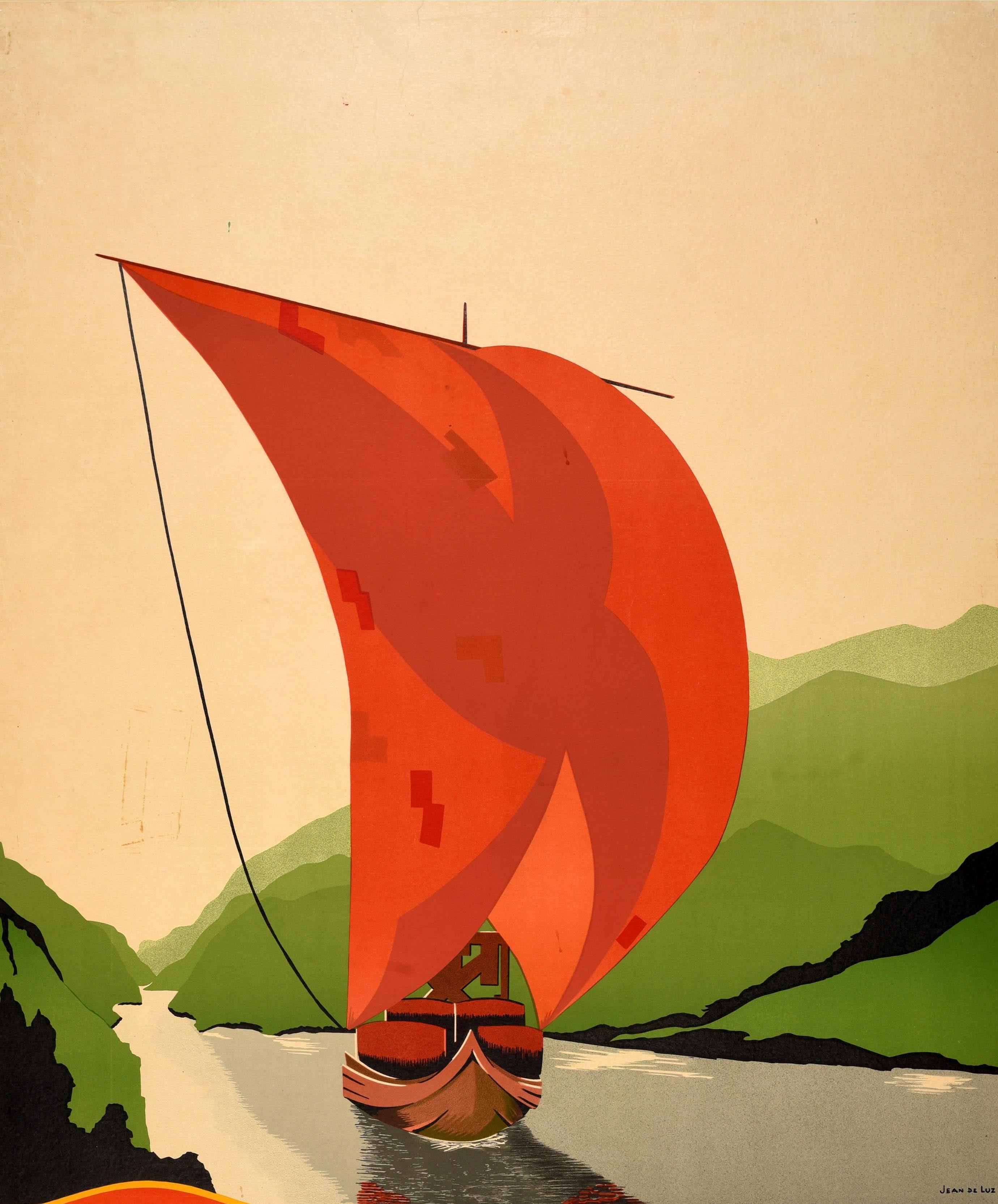 Poster di viaggio originale d'epoca - Visitez Le Portugal / Visit Portugal - con uno splendido disegno che raffigura una barca con una grande vela rossa al vento che naviga lungo un fiume attraverso una valle con colline verdi ai lati, la scritta in