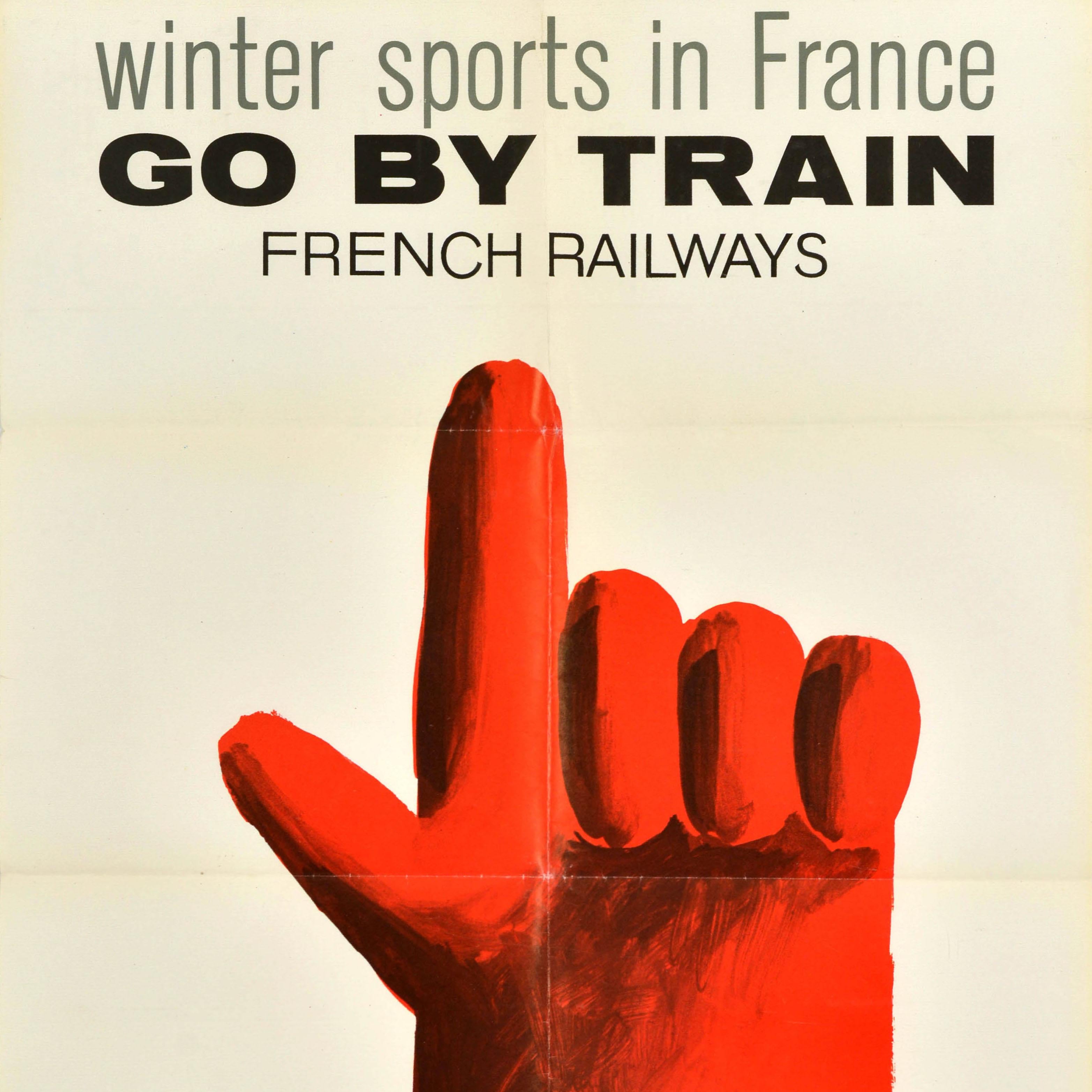 Cartel publicitario de viajes original de época - Deportes de invierno en Francia Ir en tren Ferrocarriles franceses - con una divertida ilustración de un guante rojo en un bastón de esquí apuntando hacia el título con un tren SNCF que pasa a toda