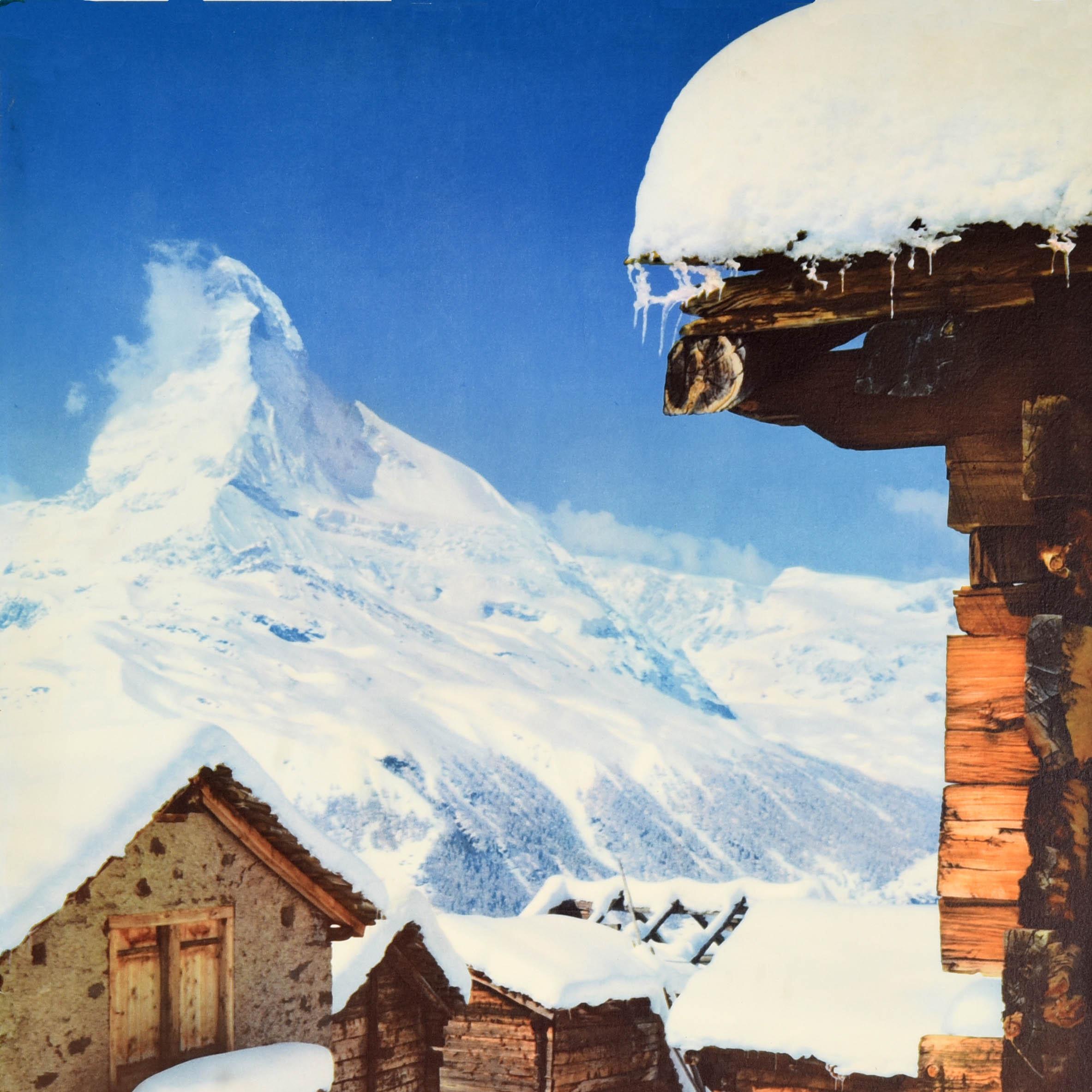 Originale poster di viaggio d'epoca sugli sport invernali per Zermatt 1620m 5310ft Matterhorn / Cervin Schweiz Suisse Switzerland con una veduta della montagna innevata Matterhorn nella famosa località svizzera di Zermatt che mostra due sciatori con