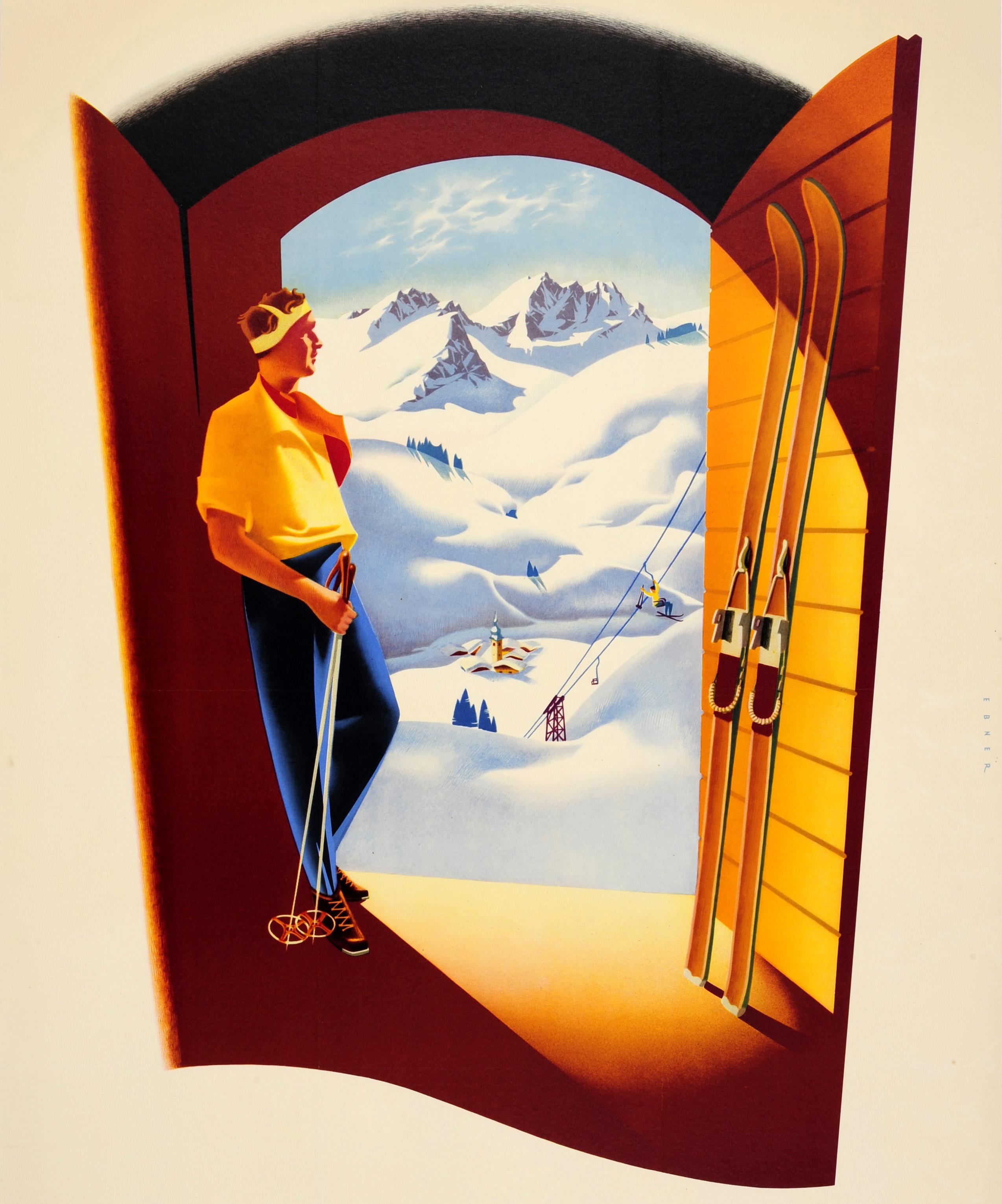 Original Vintage-Reise- und Wintersportplakat für Österreich mit einem großartigen Bild eines Skifahrers, der sich mit seinen Skistöcken gegen eine Tür lehnt und auf die verschneiten Hänge und einen Skilift mit Berggipfeln in der Ferne blickt.