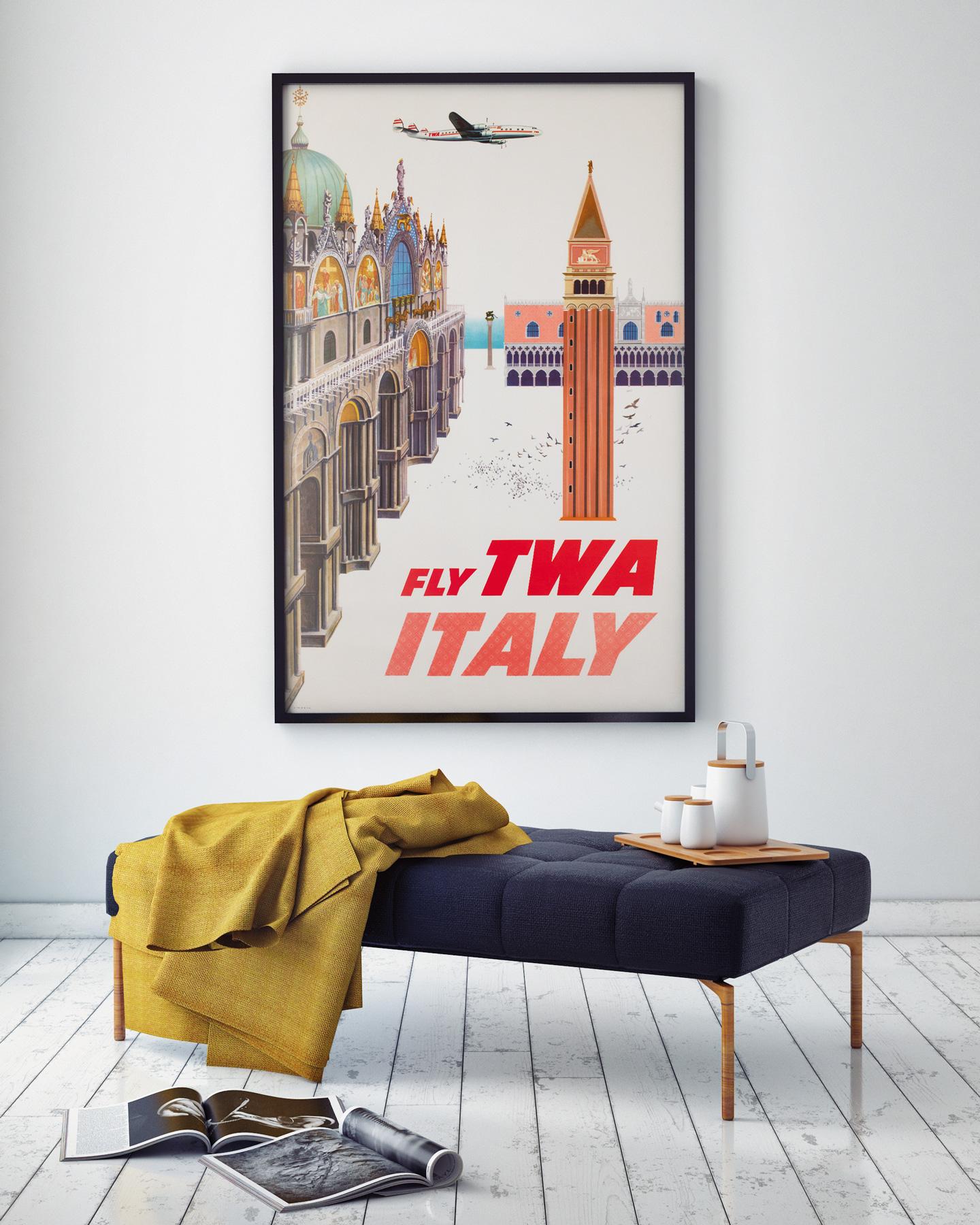 Poster pubblicitario di viaggio originale vintage della TWA Italia degli anni '50, con un design originale dell'artista americano David Klein. Adoriamo la vista morbidamente illustrata di Piazza San Marco a Venezia.

David Klein (1918-2005) ha