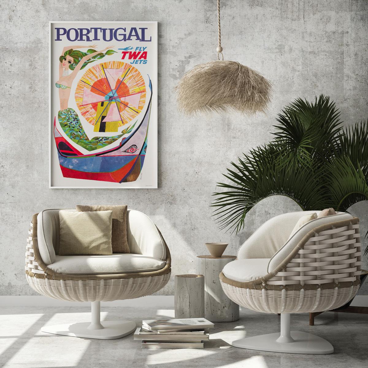 Cartel publicitario de viajes original de época TWA Portugal de los años 60, con un maravilloso diseño del artista estadounidense David Klein. Nos encanta el diseño típicamente estilizado y colorista de Klein, con una sirena, un barco pesquero