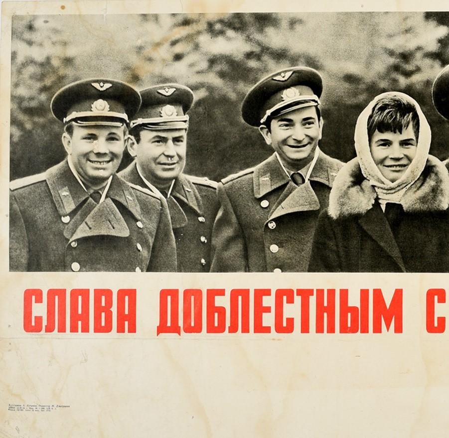 Original vintage Soviet propaganda poster - Glory to the Soviet Cosmonauts! - featuring an historic black and white photo of a line-up of smiling Soviet cosmonauts (astronauts) in uniform and suits, from left to right: Yuri Gagarin (1934-1968),