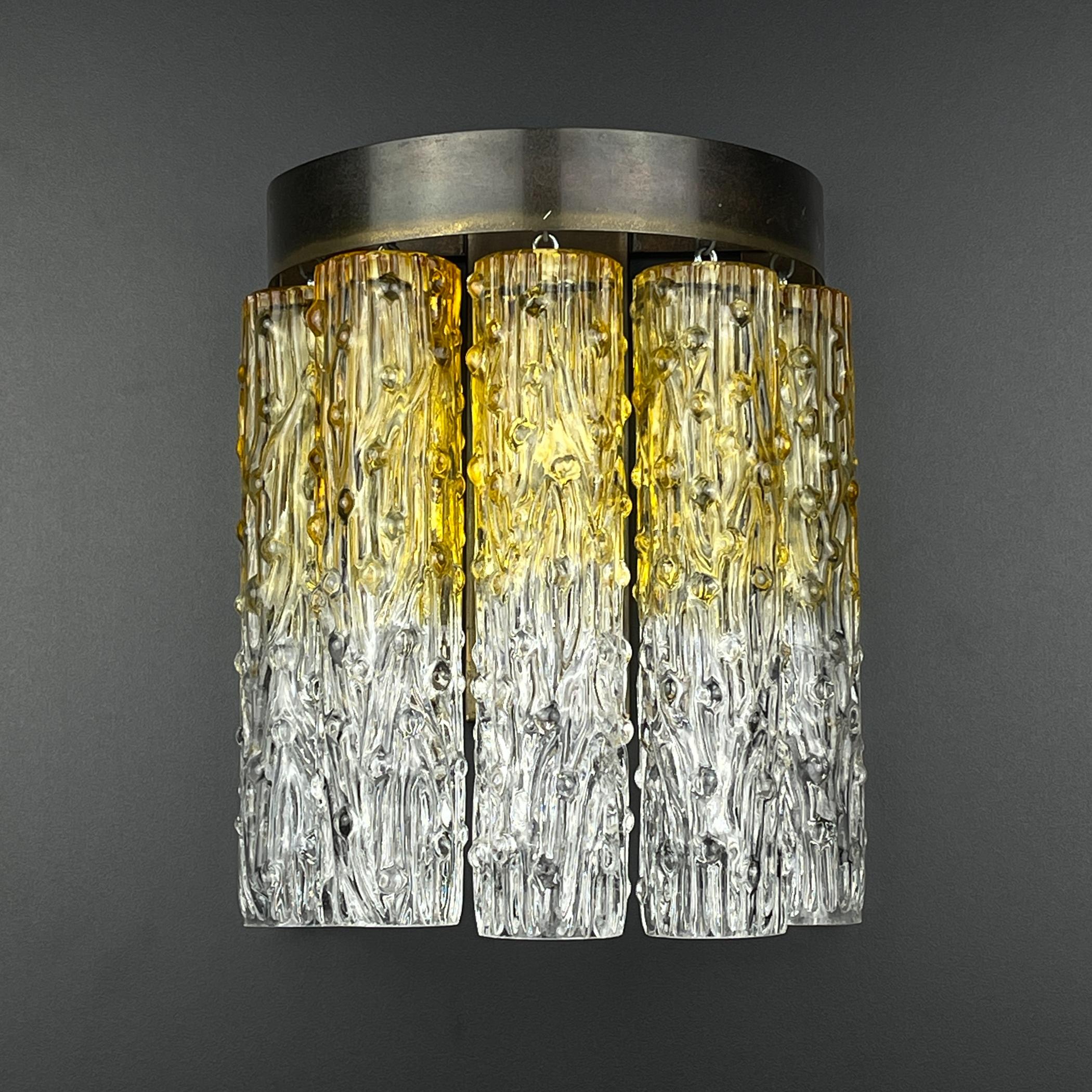 Precioso aplique vintage original Tronchi de Venini fabricado en Italia en los años 60.

Venini & Co. desempeñó un papel destacado en el renacimiento de la industria italiana del vidrio de alta gama, emparejando a innovadores diseñadores modernistas