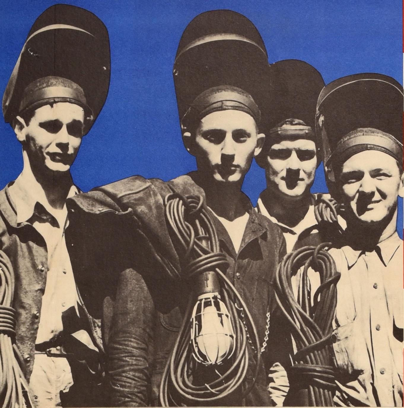 Originalplakat aus dem Zweiten Weltkrieg - Keep 'Em Rolling! - mit rasenden Patrouillen-Torpedobooten der US-Marine auf See, die die Streifen der amerikanischen Flagge überqueren, mit Arbeitern, die Schweißerhelme tragen und Schnüre und Lichter über