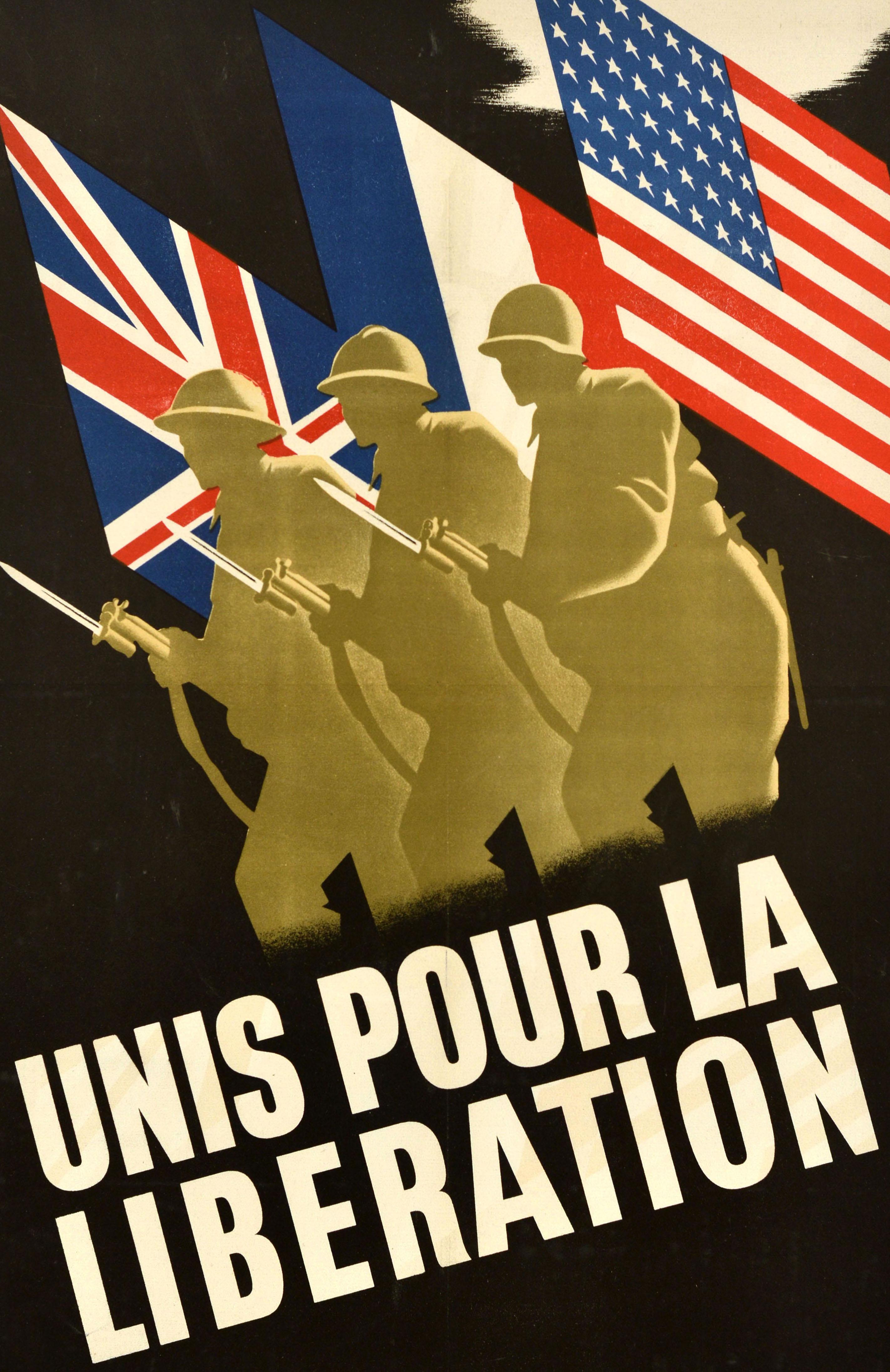 Cartel militar original de época de la Segunda Guerra Mundial - Unis pour la Liberation / Unidos por la Liberación - con un diseño gráfico dinámico que representa una imagen estilizada de tres soldados aliados armados con bayonetas marchando hacia