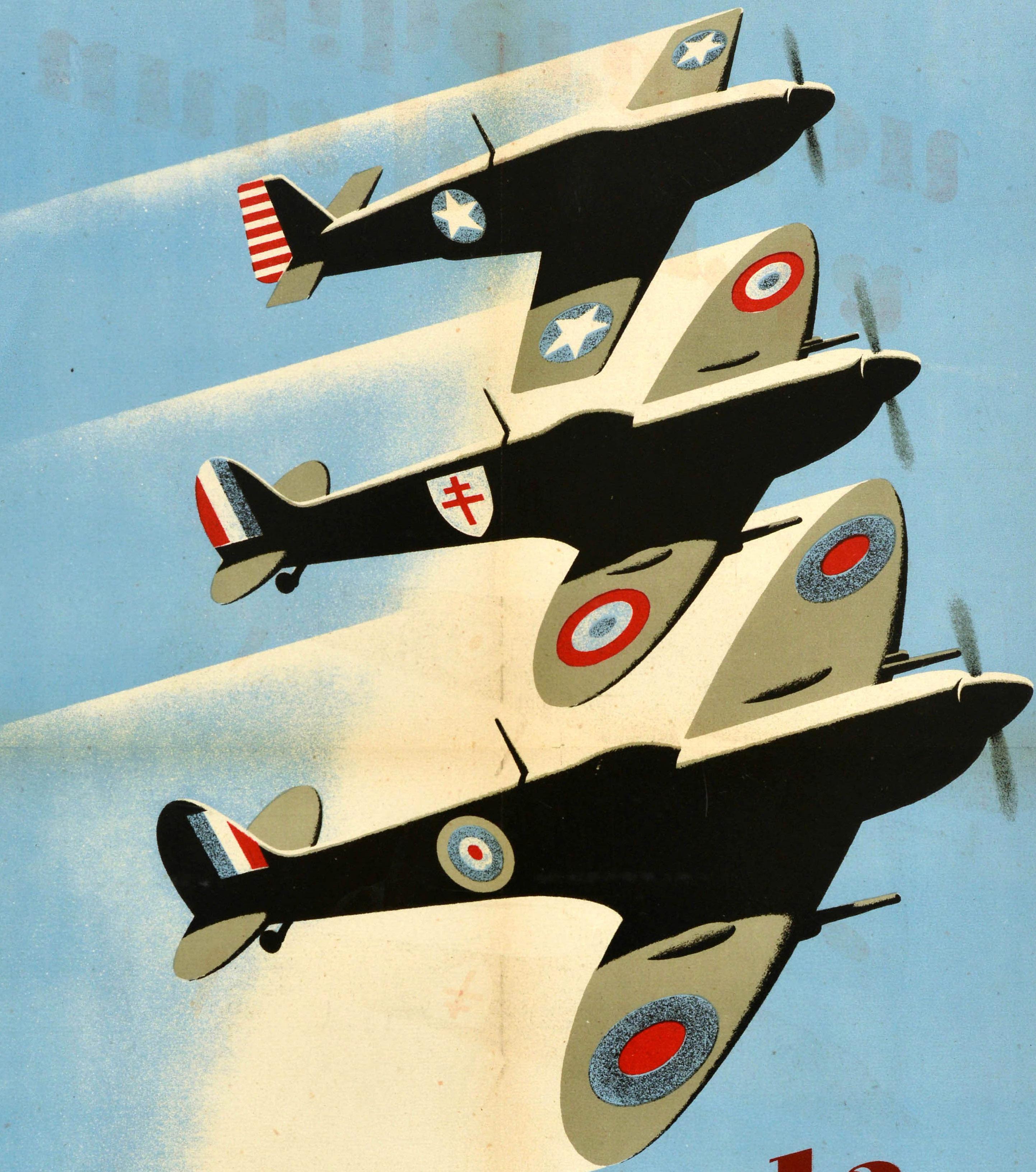 Poster originale d'epoca della Seconda Guerra Mondiale - Unis pour la Liberation / Uniti per la Liberazione - con tre aerei da combattimento militari alleati che volano a velocità in formazione, tra cui un aereo Supermarine Spitfire della Royal Air