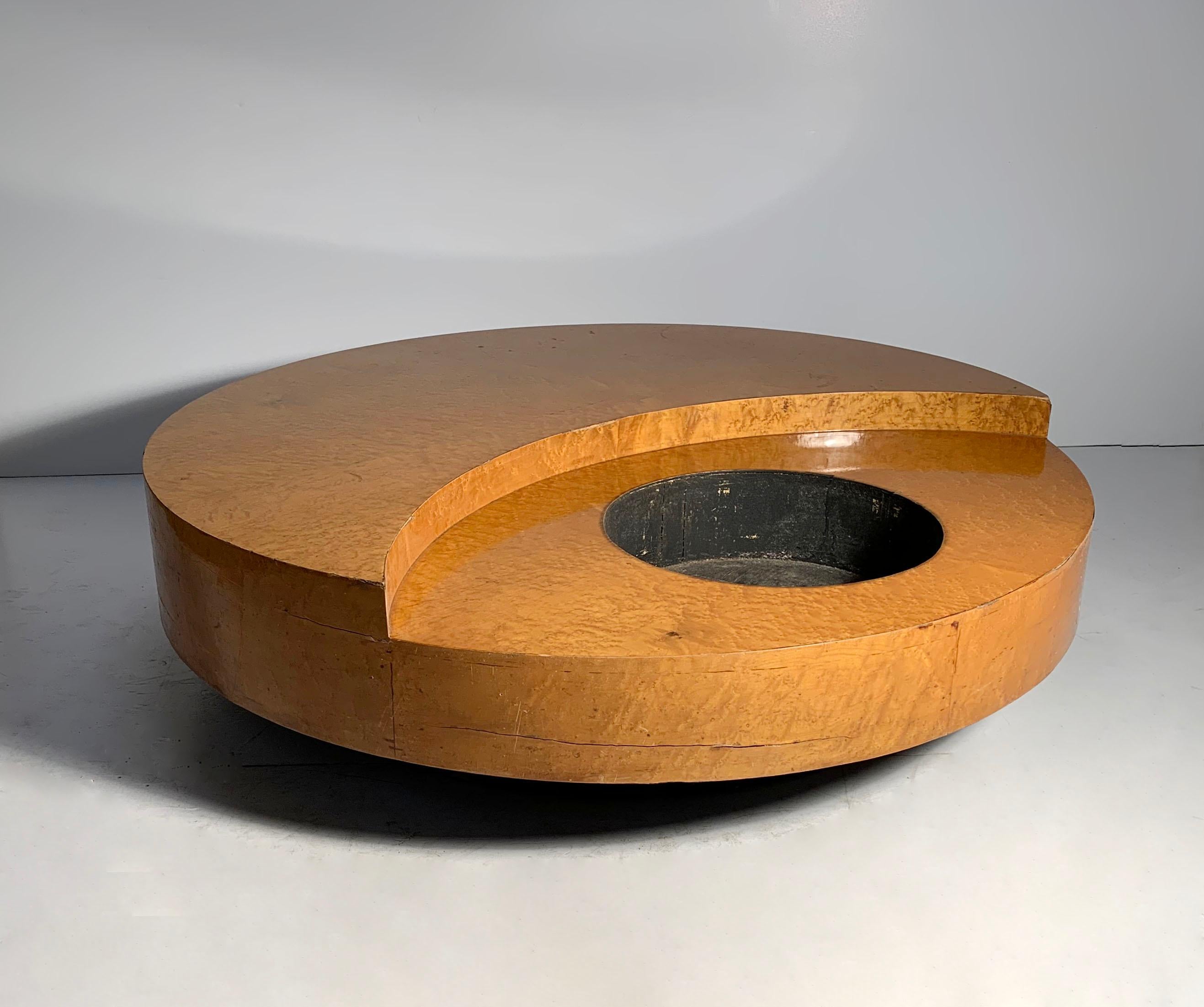Une importante table vintage rare par Willy Rizzo en ronce d'érable Birdseye, je crois. 

Aucune signature de Rizzo n'a été trouvée, mais comme indiqué, cette pièce date d'une période très ancienne. Il est fort probable qu'une étiquette en papier