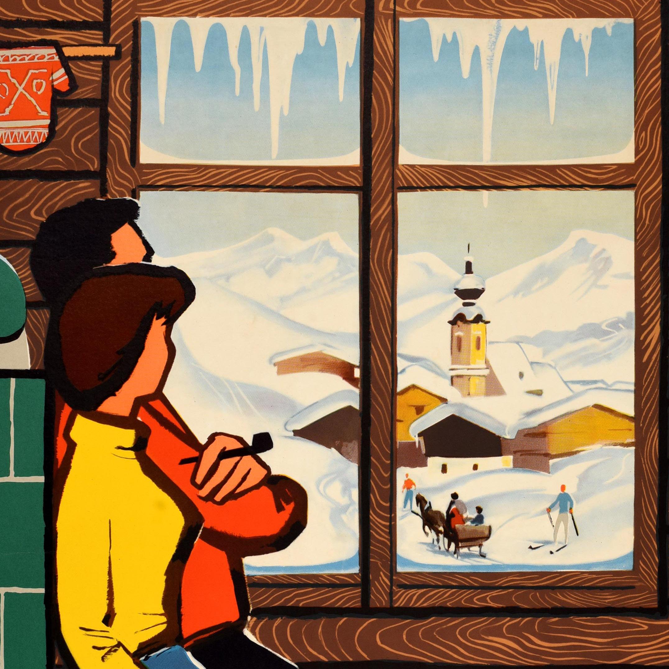 Originale poster di viaggio d'epoca per gli sport invernali - Take It Easy In Austria - con un'immagine stilizzata e colorata di una coppia che si rilassa in casa, la signora con un top giallo brillante e l'uomo con un top rosso e una pipa fumante