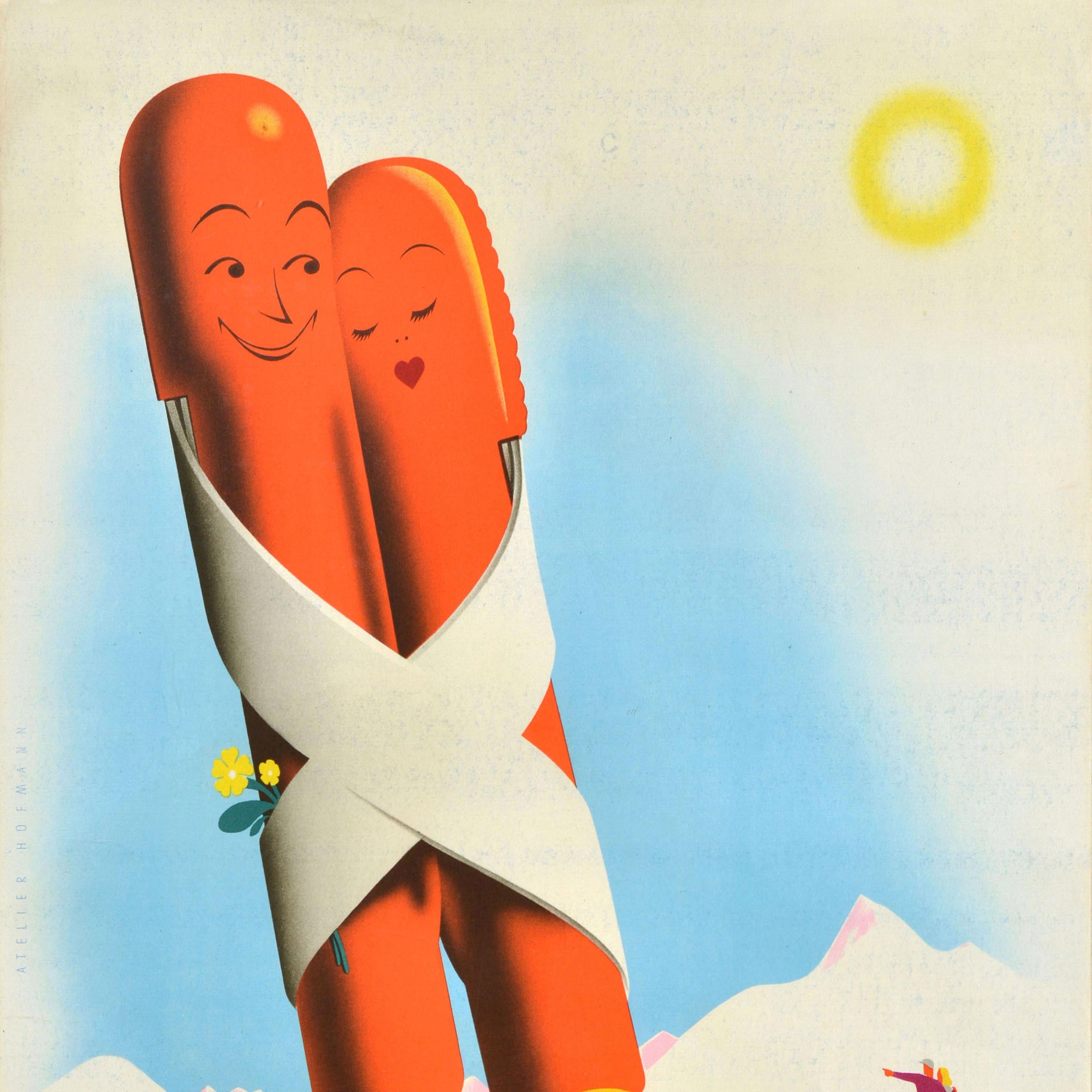 Original Vintage Wintersport- und Skireiseplakat für Österreich. Großartiges Design, das ein lustiges und romantisches Bild eines Paares von Skistöcken zeigt, die sich aneinander lehnen, mit den Gesichtern eines lächelnden Mannes und einer
