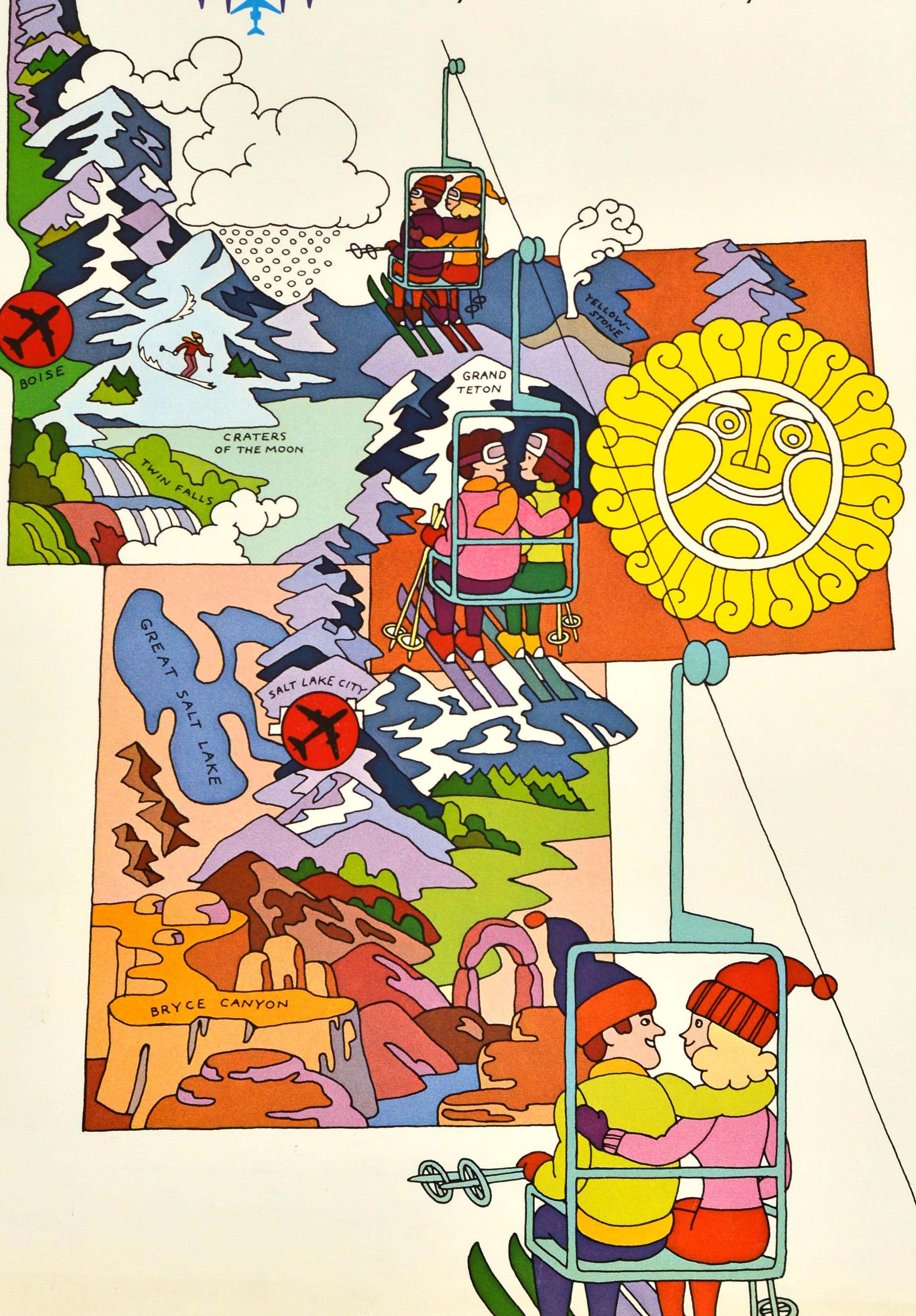 Original Vintage Wintersport-Reiseplakat - Ski The West von United Air Lines Utah Wyoming Idaho Your land is our land - mit einer lustigen Illustration, die Paare in einem Skilift zeigt, die einen Berg hinauffahren, mit bunten psychedelischen