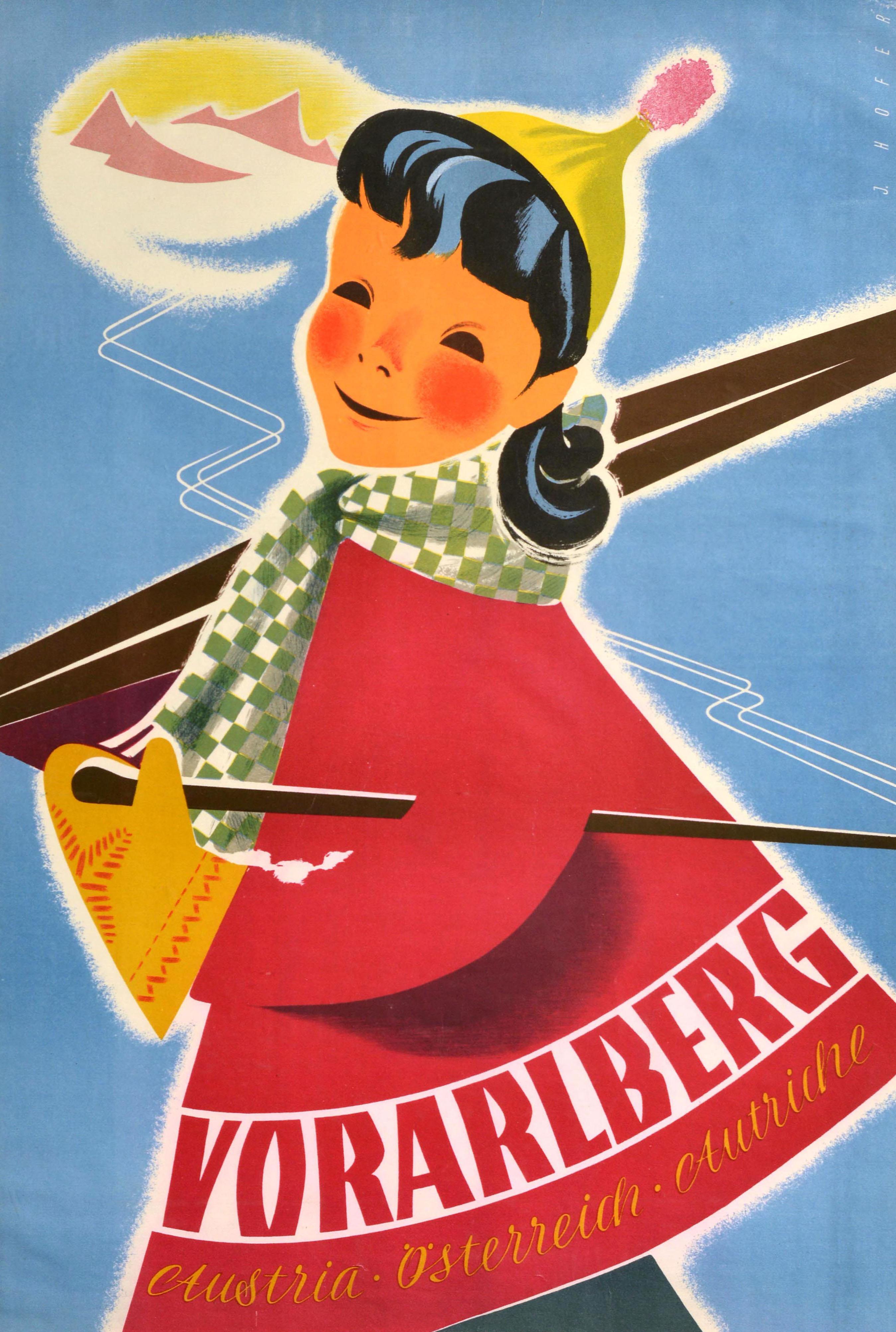 Originale poster di viaggio d'epoca per gli sport invernali del Vorarlberg Austria Osterreich Autriche con una divertente e colorata illustrazione di una ragazza sorridente con cappotto rosso, cappello a pompon, sciarpa verde e bianca e guanti