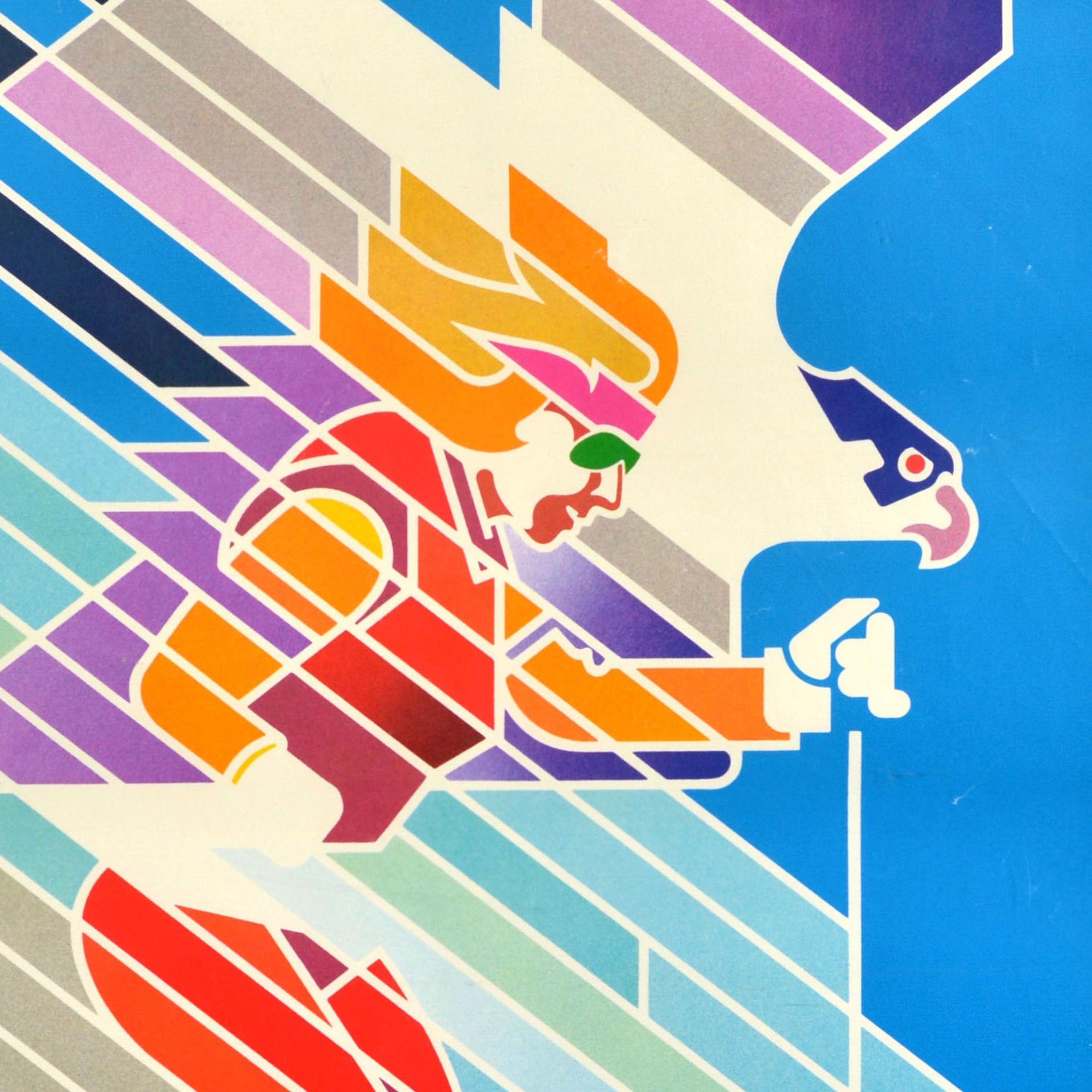 Cartel original de época sobre deportes de invierno y viajes para SkiBirds de Western Airlines, con una dinámica ilustración en color de un águila y un esquiador descendiendo una montaña a gran velocidad en diagonal sobre el cielo azul y el fondo de