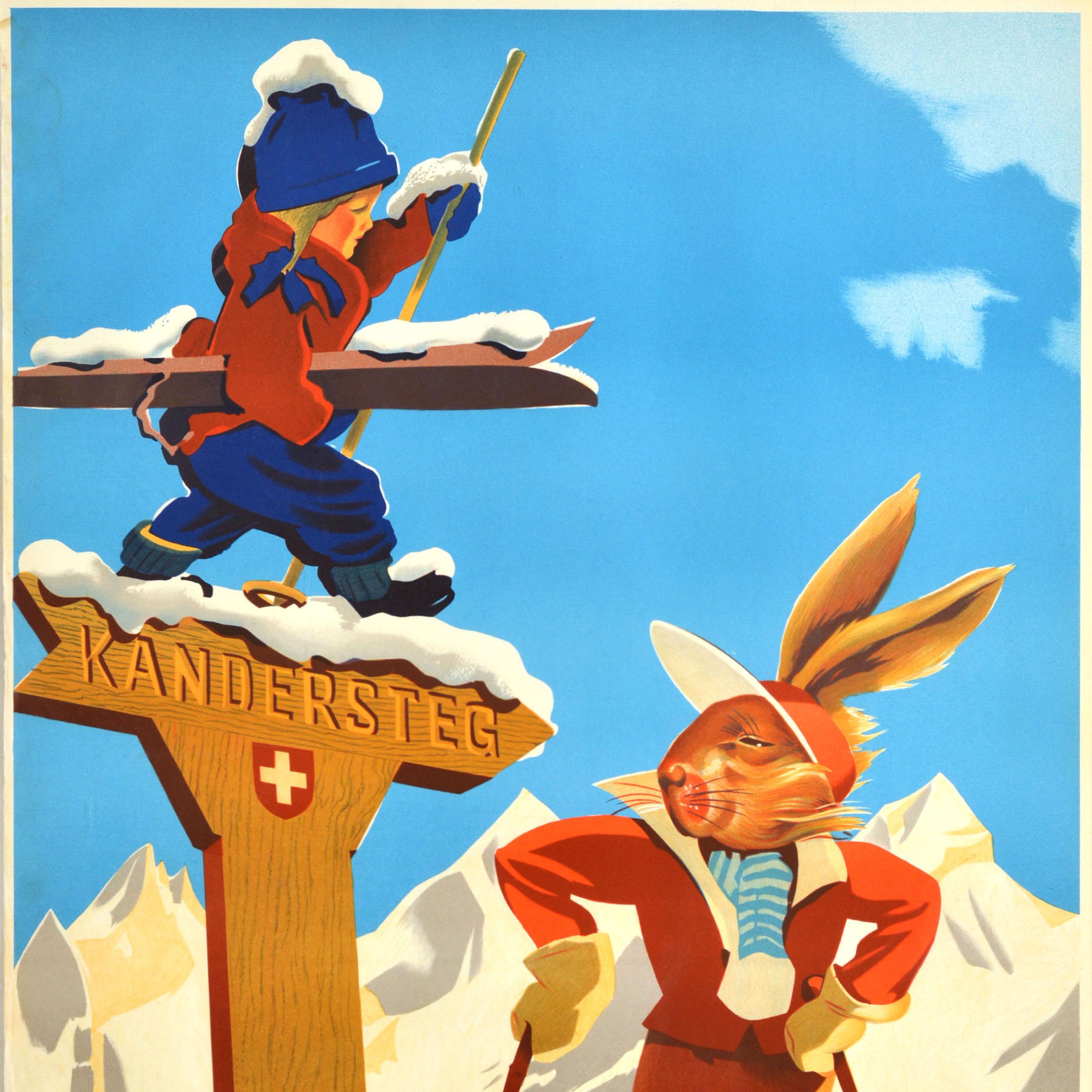 Original-Wintersportplakat für den Schweizer Wintersportort Kandersteg in den Berner Oberländer Alpen mit einer lustigen Illustration eines Hasen auf Skiern, der auf ein hölzernes Kandersteg-Straßenschild mit einer Schweizer Flagge blickt, einem