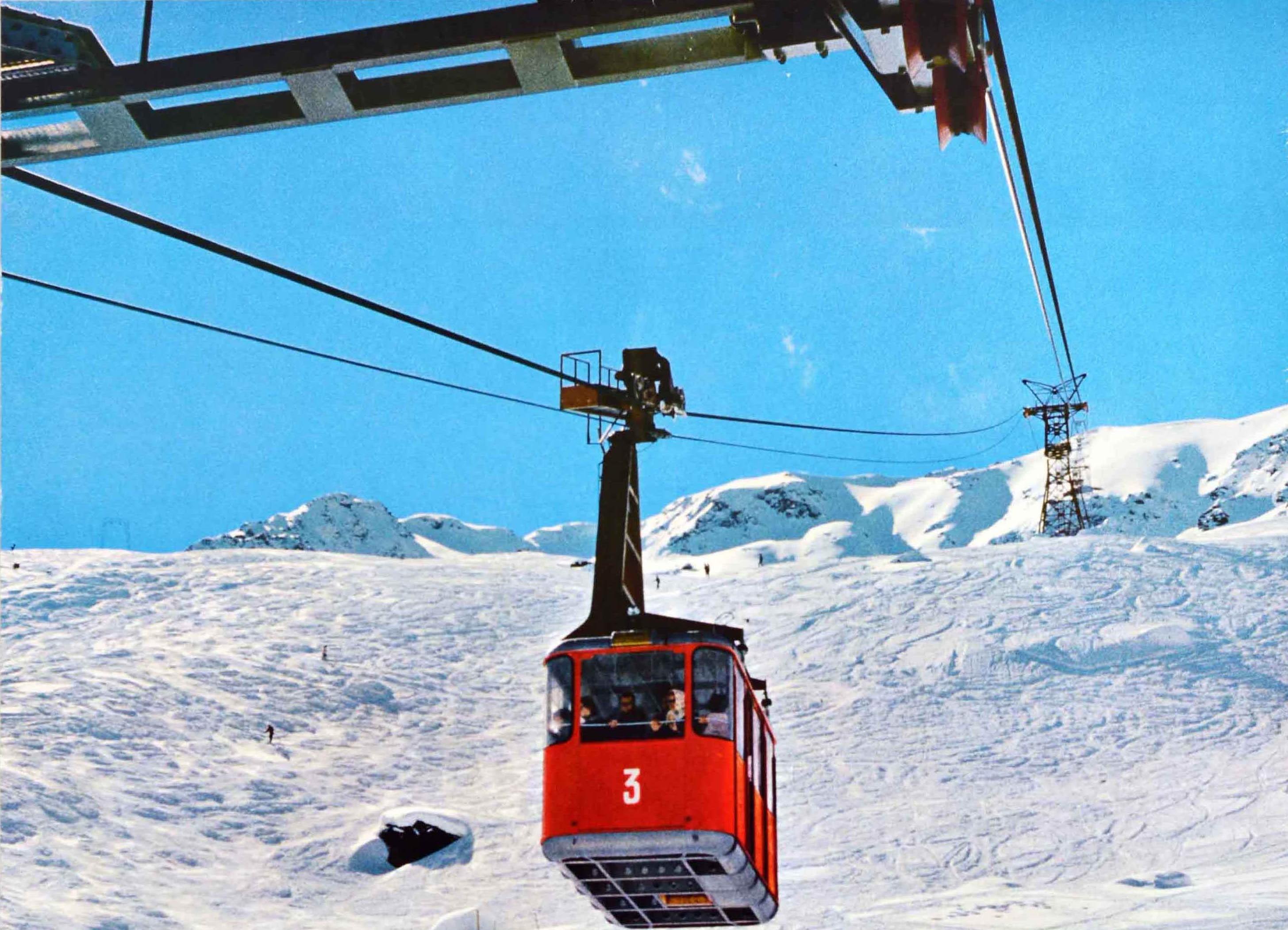 Original Vintage-Wintersport-Reiseplakat für Tirol Österreich Österreich mit einer Fotografie des Skigebiets im Ötztal, die Skifahrer zeigt, die im dichten Schnee sitzen und sich auf Liegestühlen sonnen, unter einer roten Seilbahngondel mit der