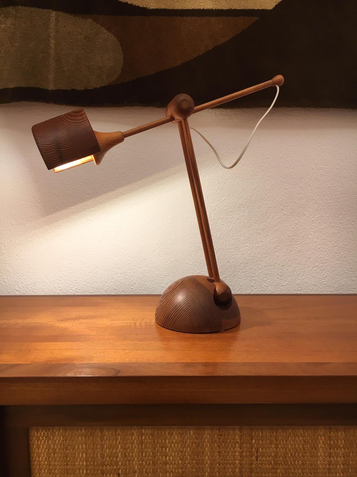 Original Vintage Wood Articulated Table Lamp In Excellent Condition In Geneva, CH