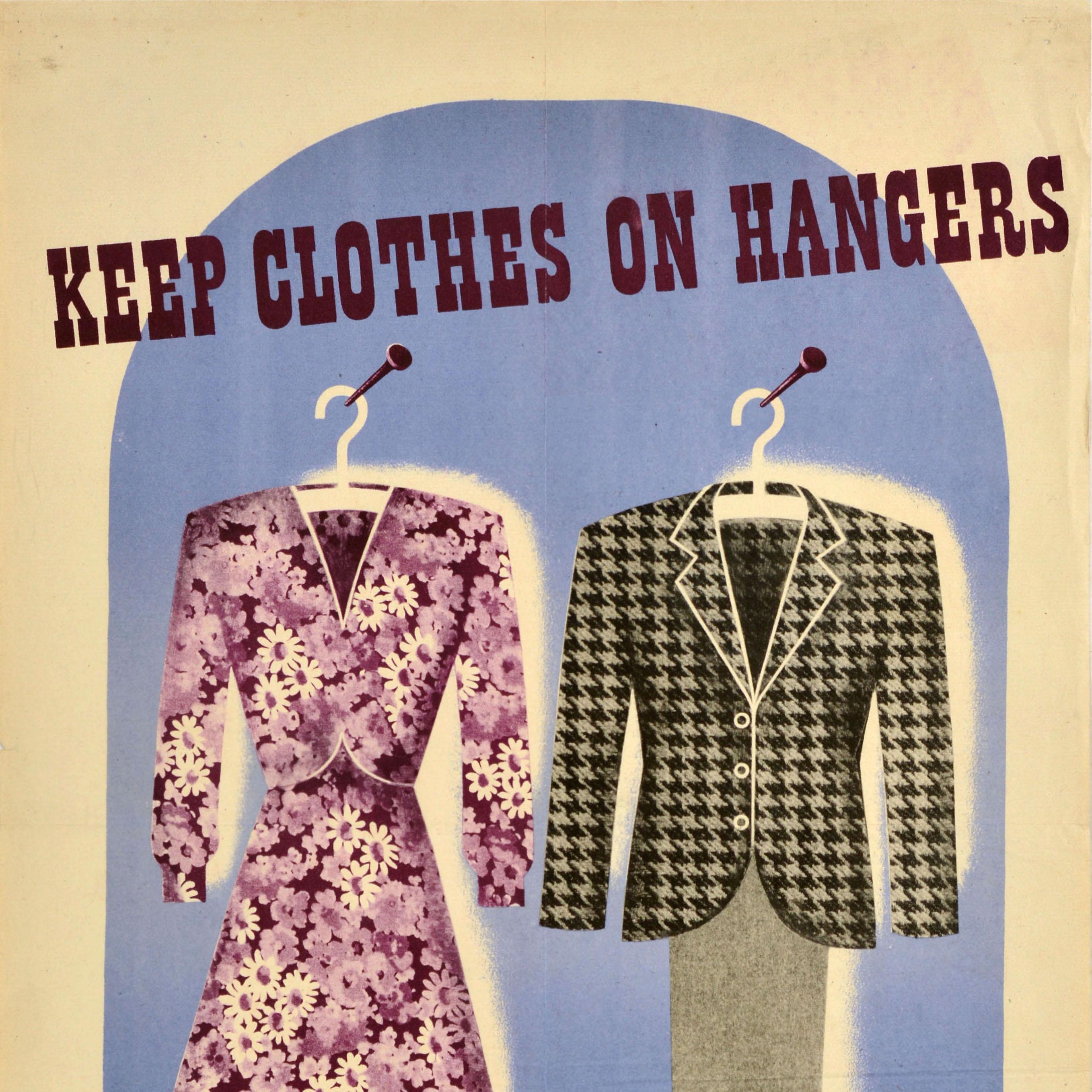 Britannique Affiche vintage d'origine du front de la maison pendant la Seconde Guerre mondiale, Keep Clothes On Hangers WWII en vente