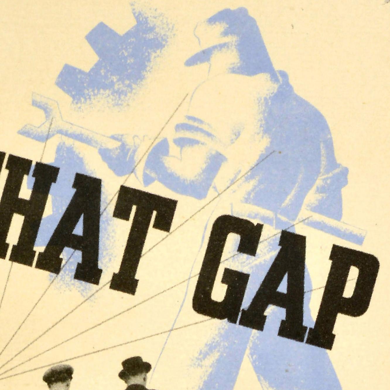Poster originale della Seconda Guerra Mondiale Fill That Gap con un'immagine di gentiluomini che camminano accanto a una silhouette vuota con un'illustrazione di un operaio che tiene una chiave inglese davanti a un ingranaggio; il testo sottostante