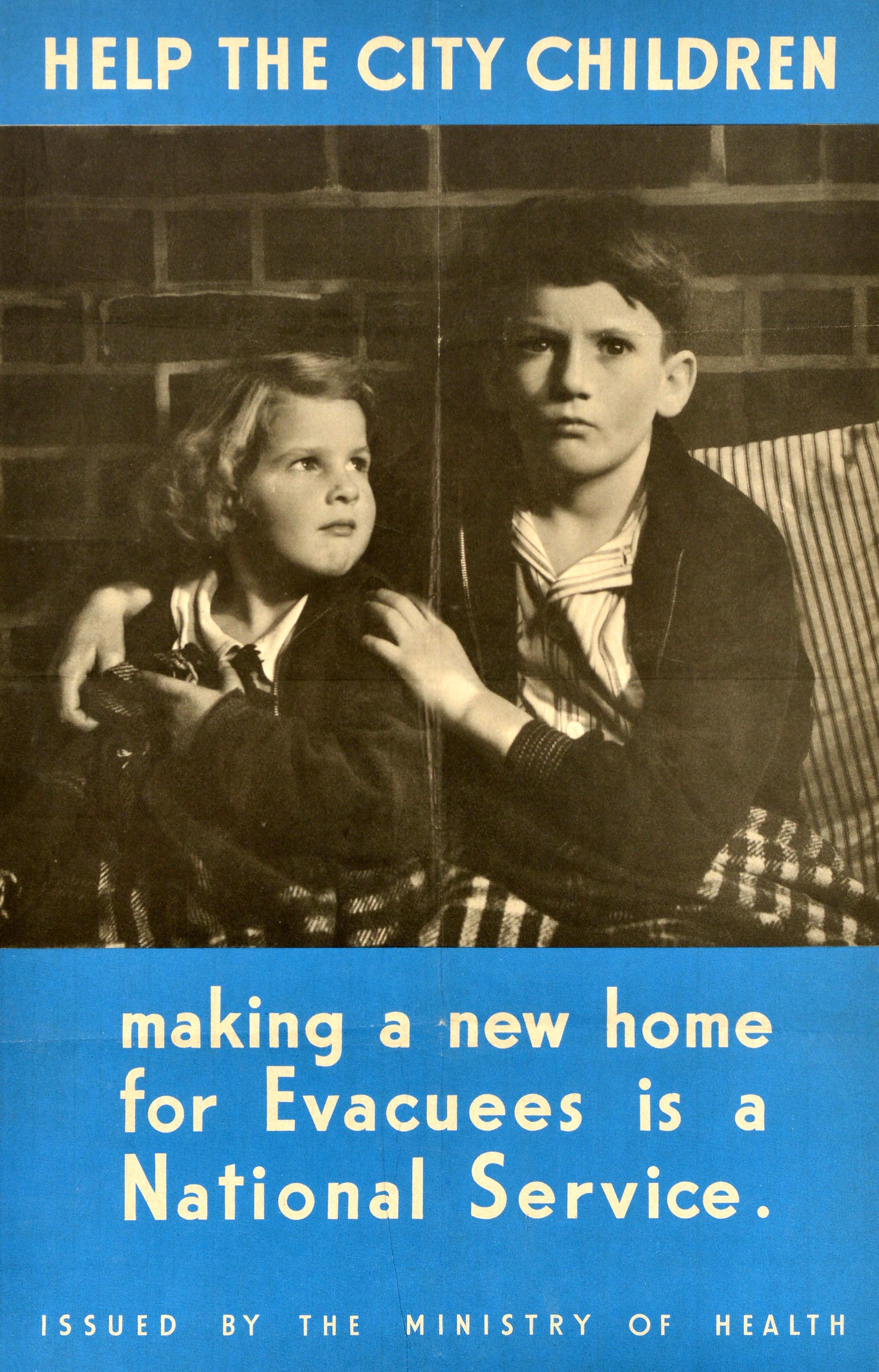 Poster originale d'epoca della Seconda Guerra Mondiale emesso dal Ministero della Sanità nell'ambito del Programma di Evacuazione con una fotografia in bianco e nero di due bambini seduti di fronte a un muro di mattoni, con il ragazzo che guarda