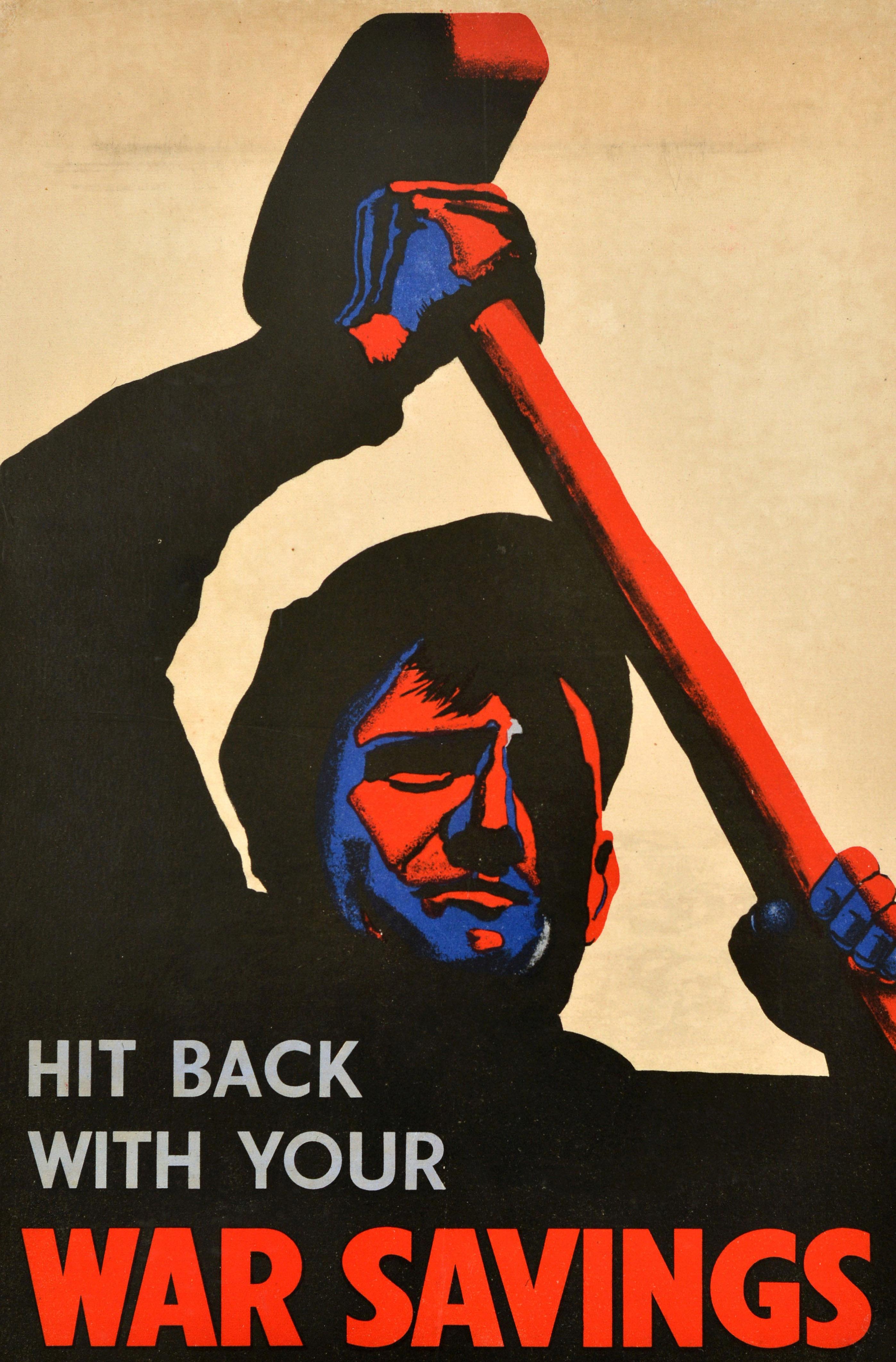 Originalplakat aus dem Zweiten Weltkrieg - Hit Back With Your War Savings - mit dem dynamischen Bild eines Arbeiters in schwarzer, blauer und roter Farbe, der einen Vorschlaghammer über dem Kopf hält, darunter der fette Text. Herausgegeben vom