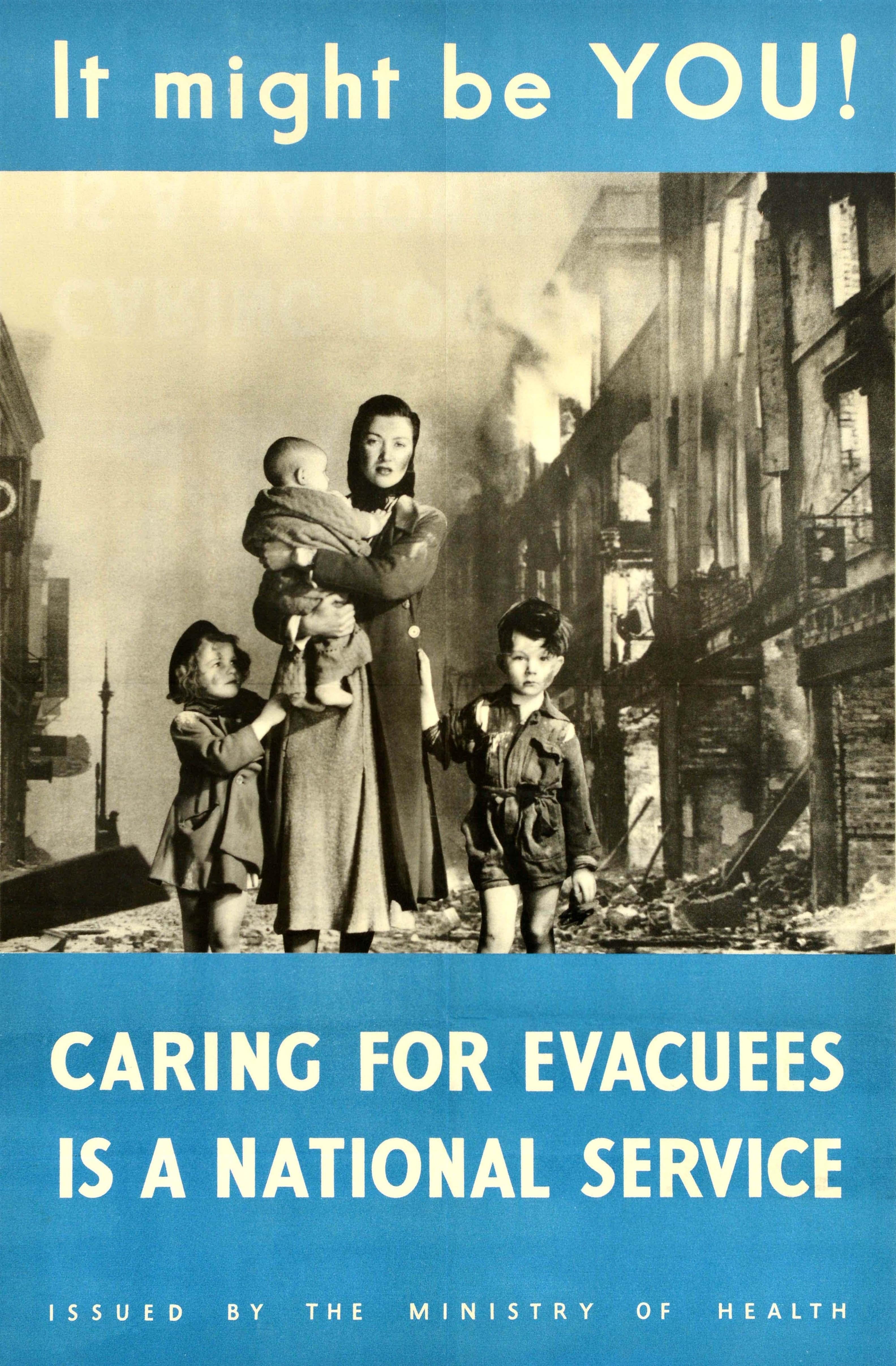 Poster originale d'epoca della Seconda Guerra Mondiale pubblicato dal Ministero della Sanità nell'ambito del Programma di Evacuazione con una fotografia in bianco e nero di una scena di distruzione che mostra una madre che guarda l'osservatore