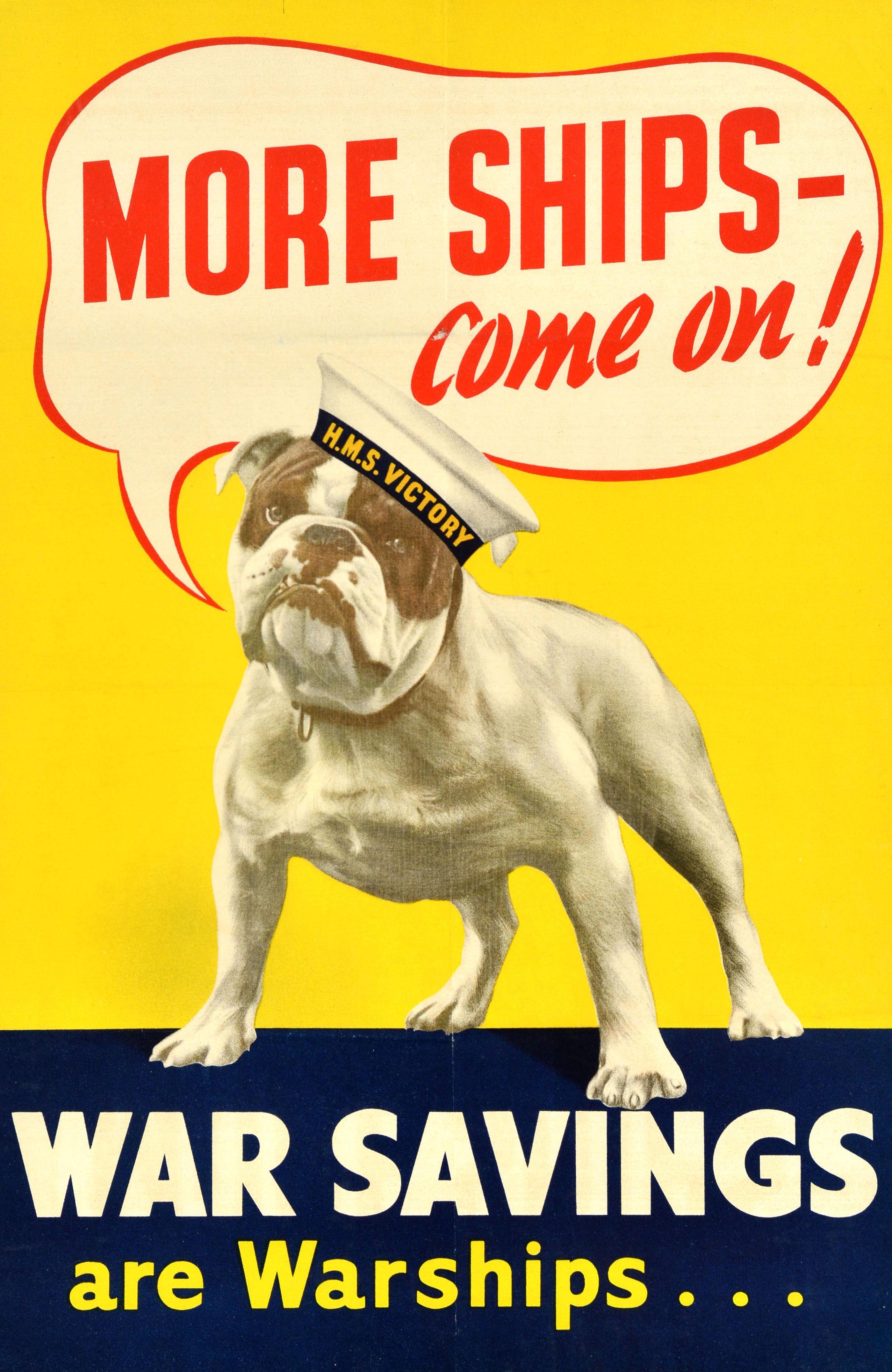 Poster originale della Seconda Guerra Mondiale - Arrivano altre navi! I risparmi di guerra sono navi da guerra ... - con un'immagine colorata su sfondo blu e giallo che raffigura un Bulldog britannico che indossa un berretto da marinaio della HMS