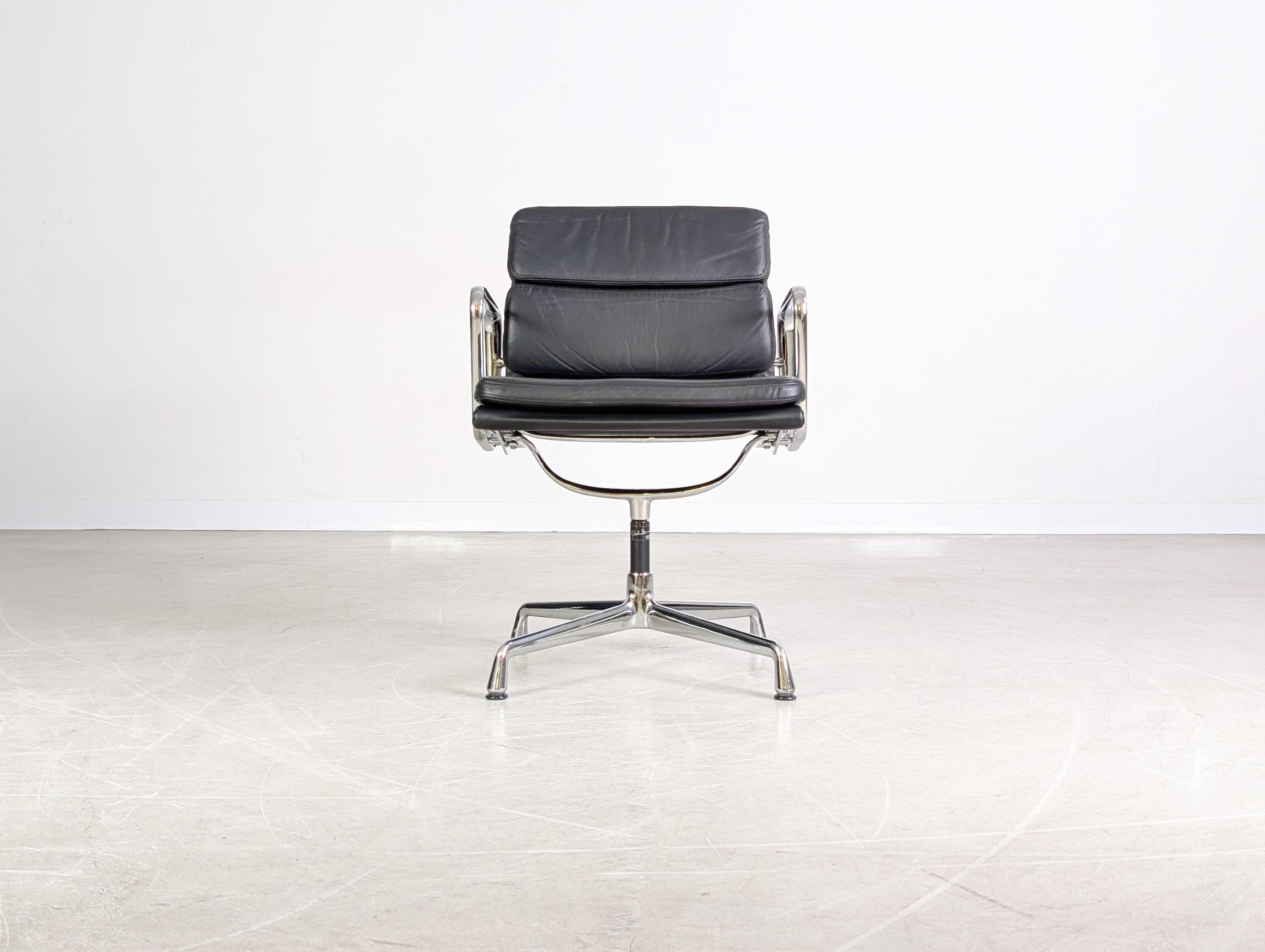 Wir bieten einen wunderschönen EA 208 Bürostuhl von Vitra zum Verkauf an. Der von Charles und Ray Eames entworfene, drehbare Sessel verfügt über schwarze Leder Soft pads und gilt bis heute als absoluter Designklassiker.

Zustand: Guter gebrauchter