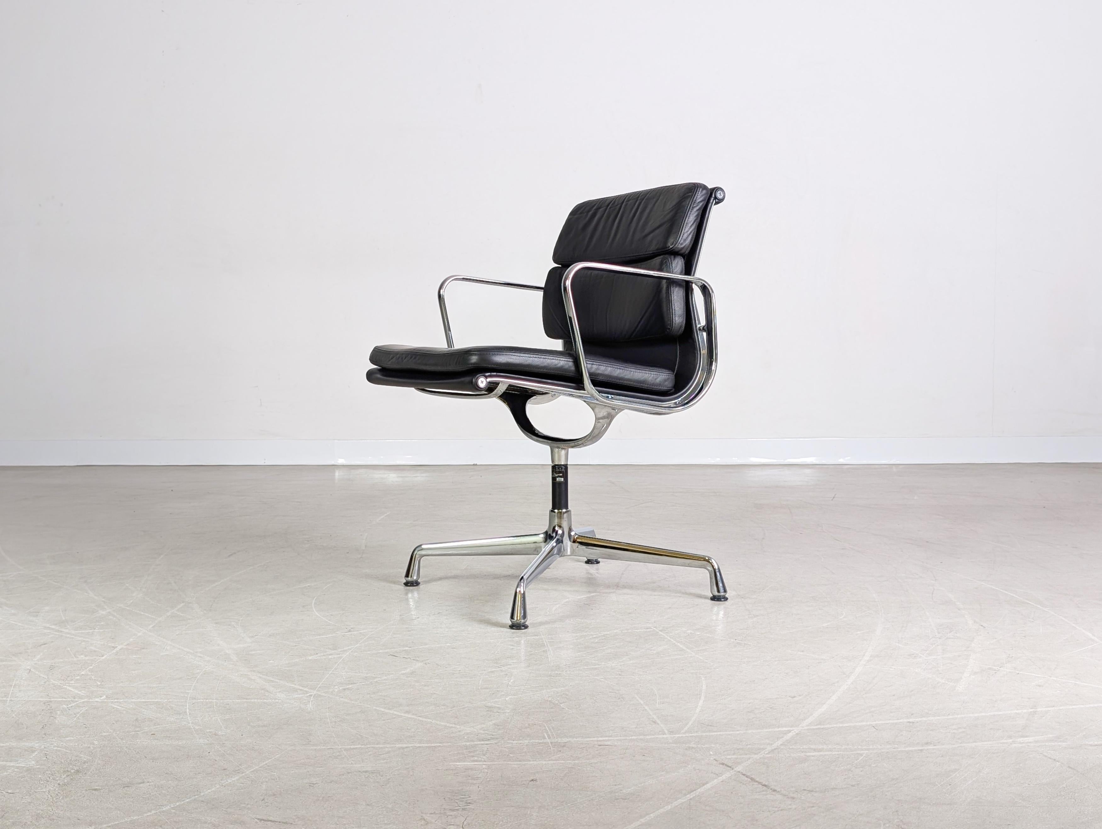 Original Vitra EA 208 soft pad schwarz Leder Stuhl Charles Eames (Postmoderne) im Angebot