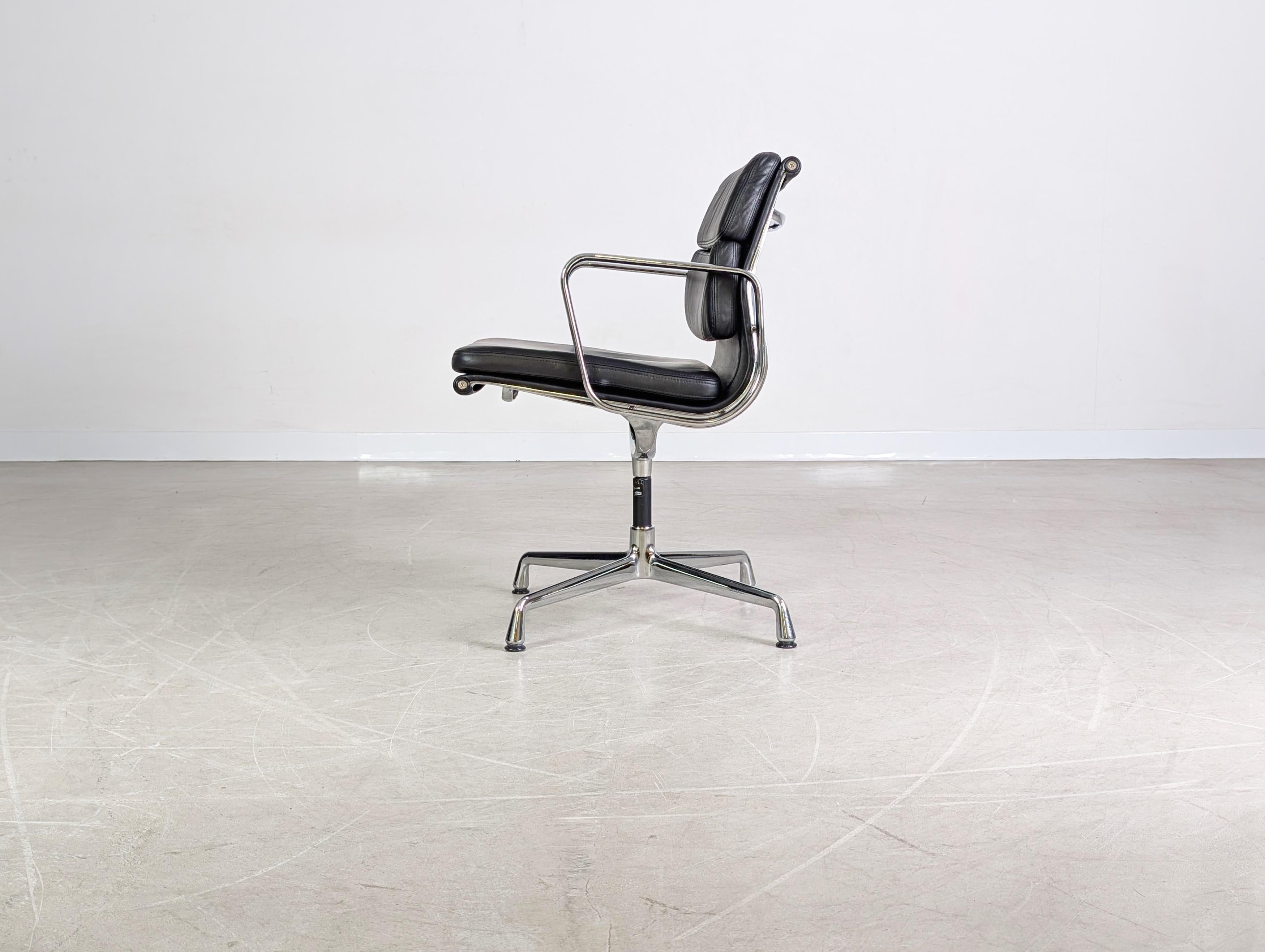 Original Vitra EA 208 soft pad schwarz Leder Stuhl Charles Eames (Deutsch) im Angebot