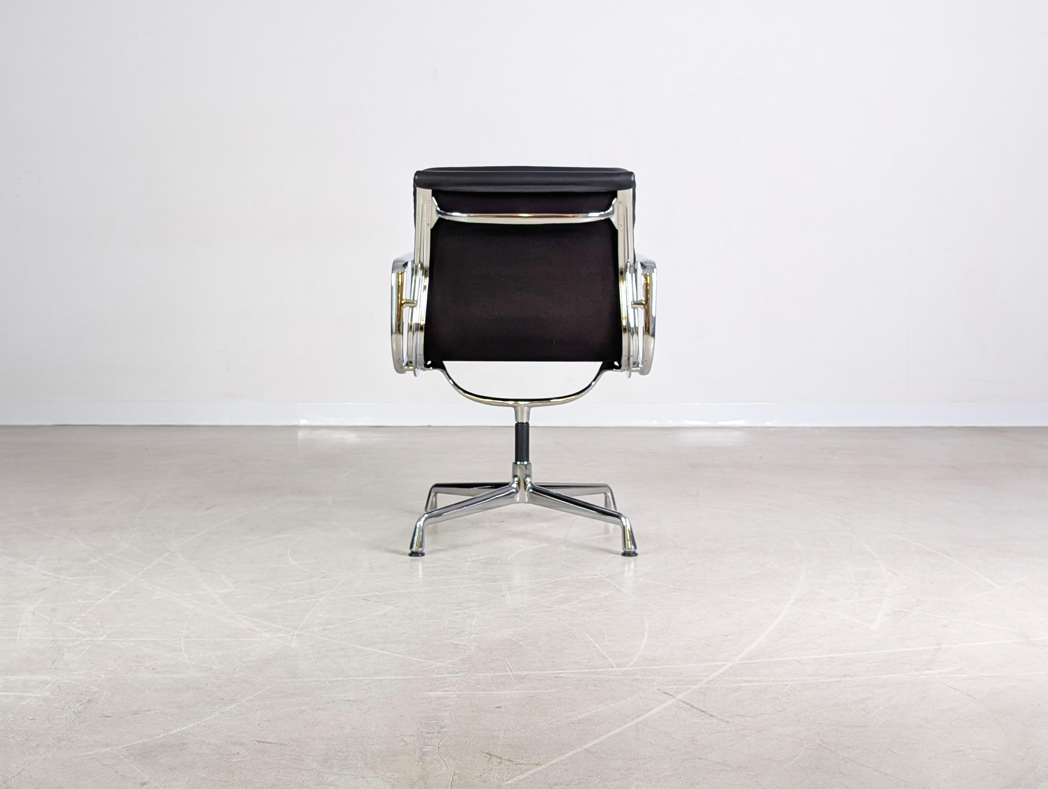 Original Vitra EA 208 soft pad schwarz Leder Stuhl Charles Eames im Zustand „Relativ gut“ im Angebot in Berlin, DE