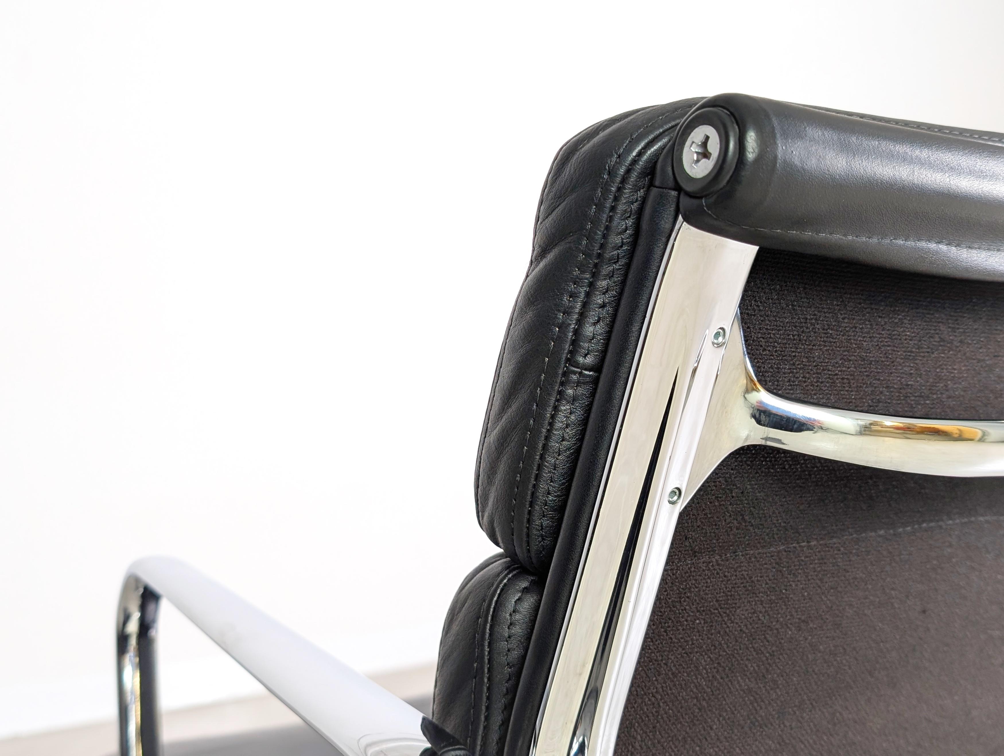 Original Vitra EA 208 soft pad schwarz Leder Stuhl Charles Eames (21. Jahrhundert und zeitgenössisch) im Angebot