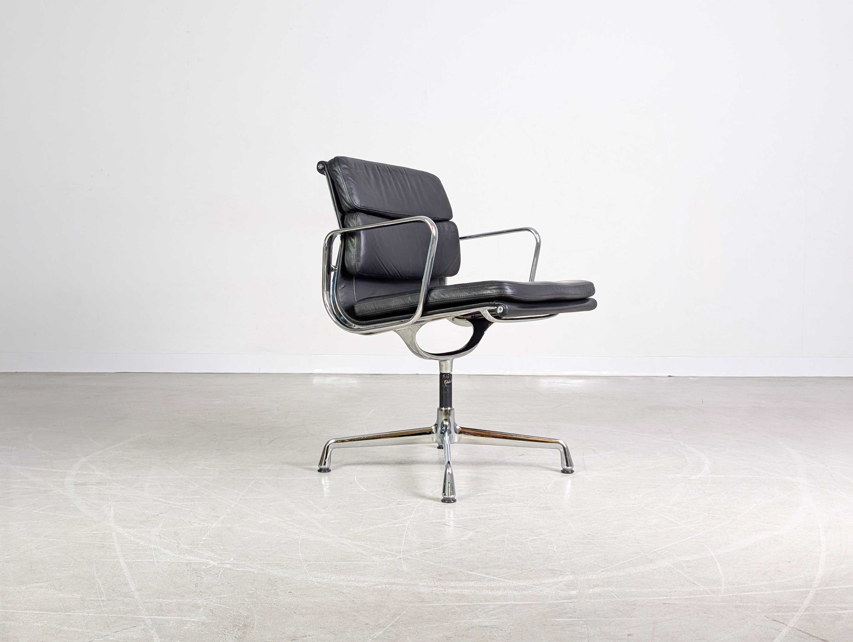 Original Vitra EA 208 soft pad schwarz Leder Stuhl Charles Eames im Angebot 1