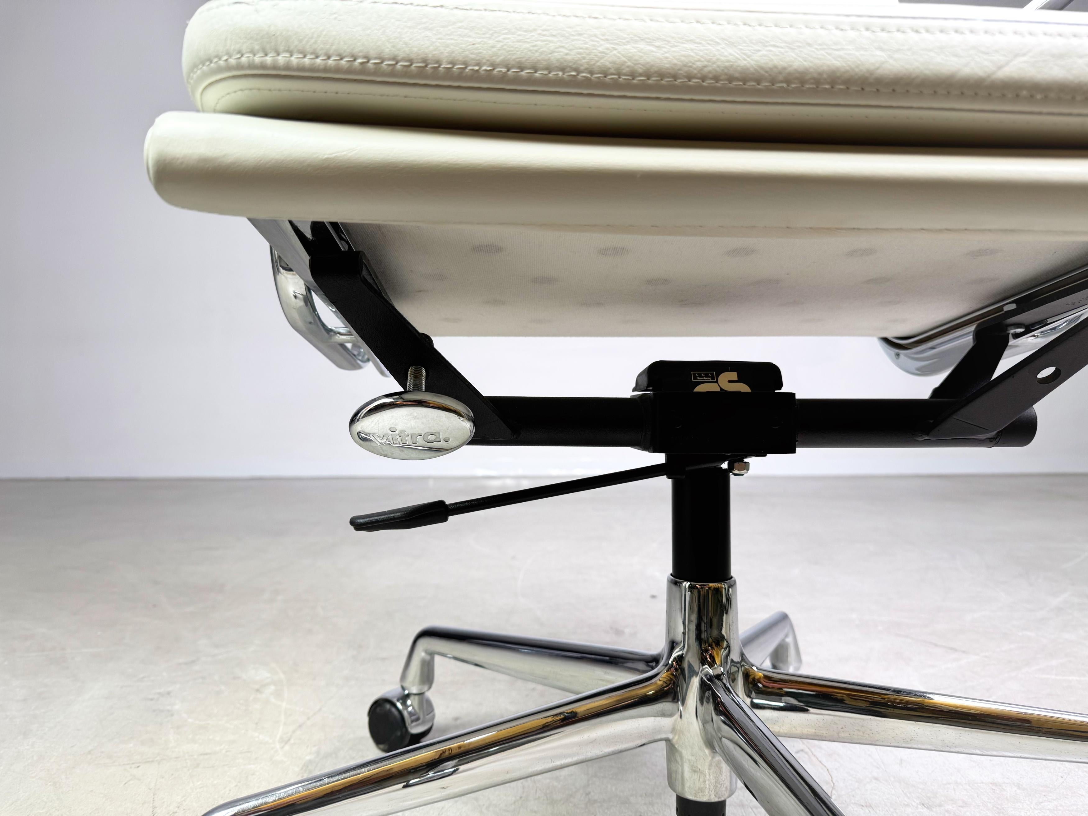 Original Vitra EA 217 Bürostuhl Charles Eames leder weiß Chefsessel im Angebot 3