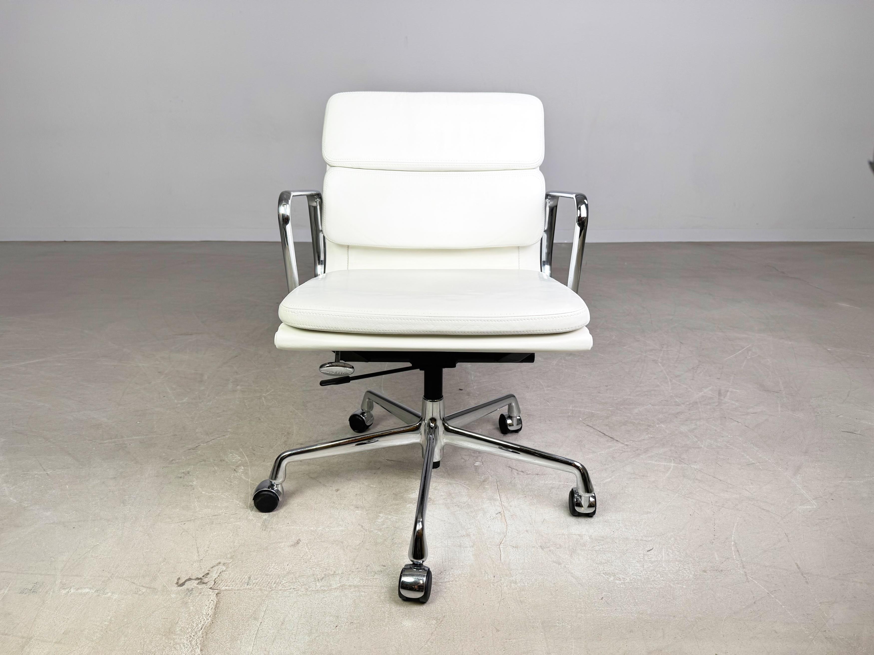 Original Vitra EA 217 Bürostuhl Charles Eames leder weiß Chefsessel (Postmoderne) im Angebot