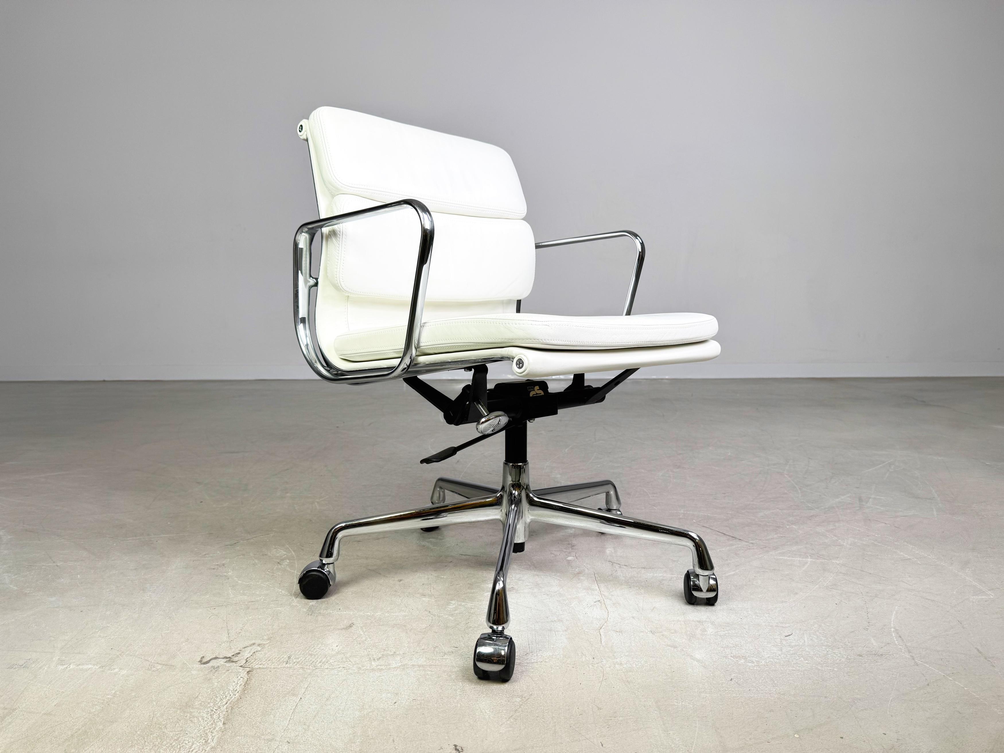 Original Vitra EA 217 Bürostuhl Charles Eames leder weiß Chefsessel (Deutsch) im Angebot
