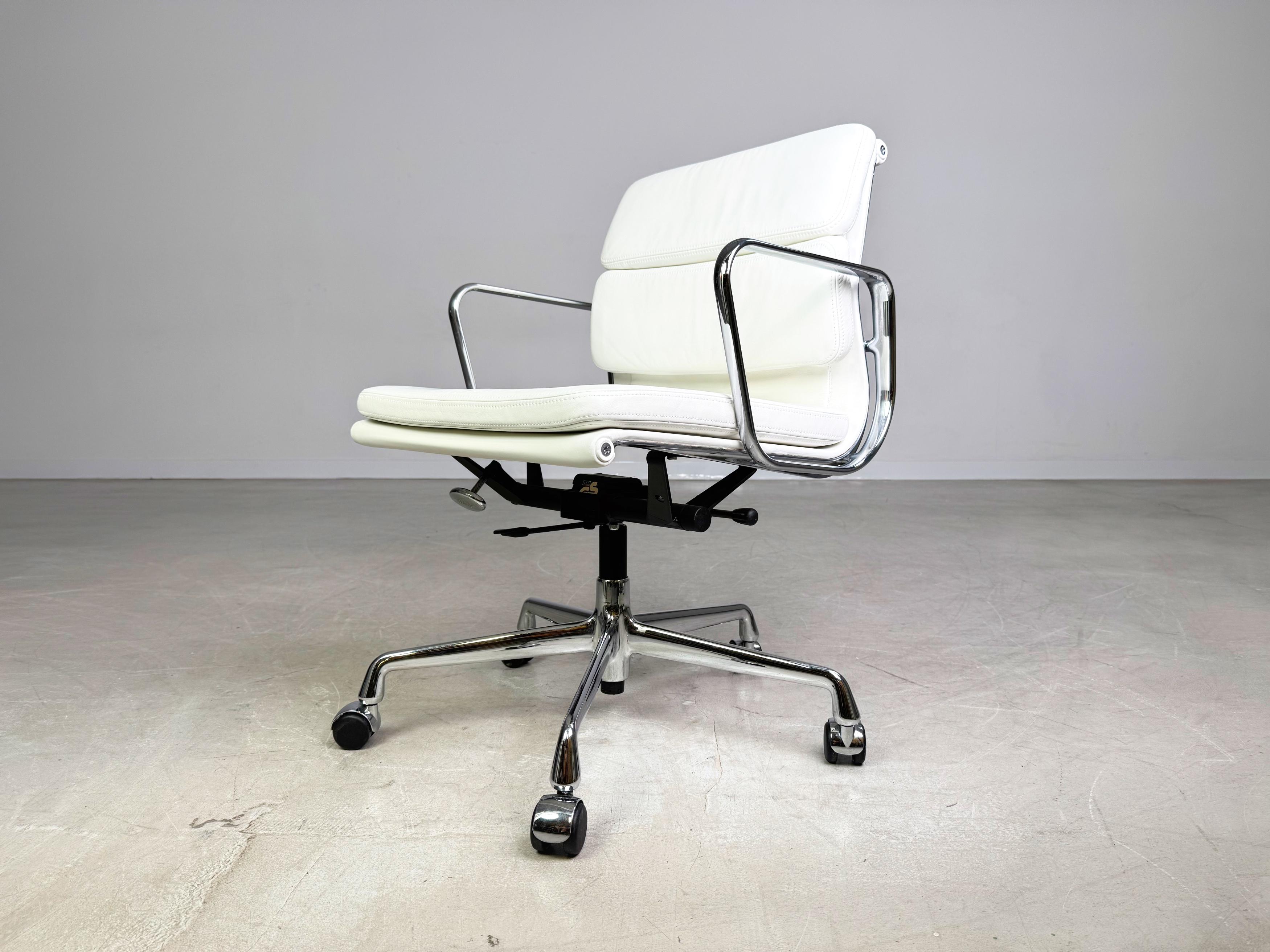 Original Vitra EA 217 Bürostuhl Charles Eames leder weiß Chefsessel im Zustand „Relativ gut“ im Angebot in Berlin, DE