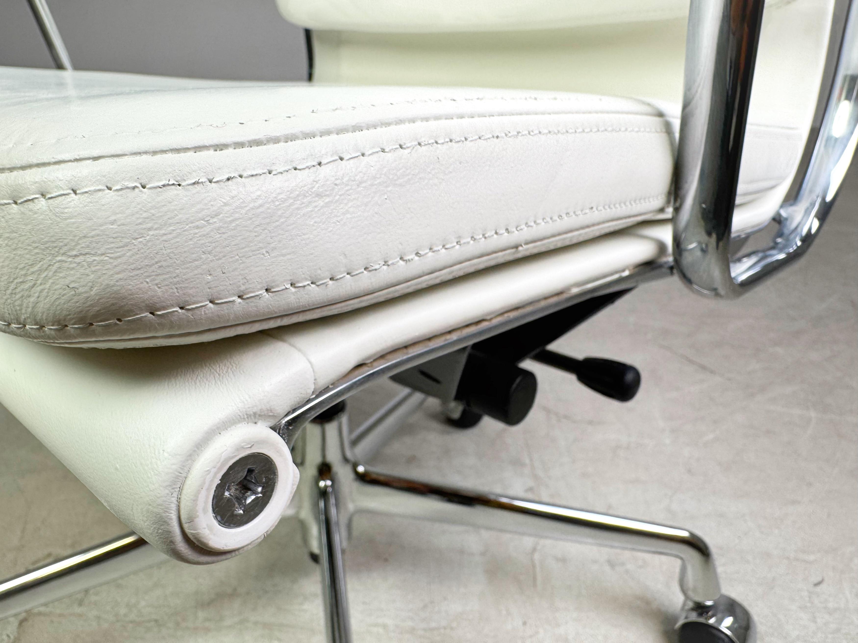 Original Vitra EA 217 Bürostuhl Charles Eames leder weiß Chefsessel (21. Jahrhundert und zeitgenössisch) im Angebot