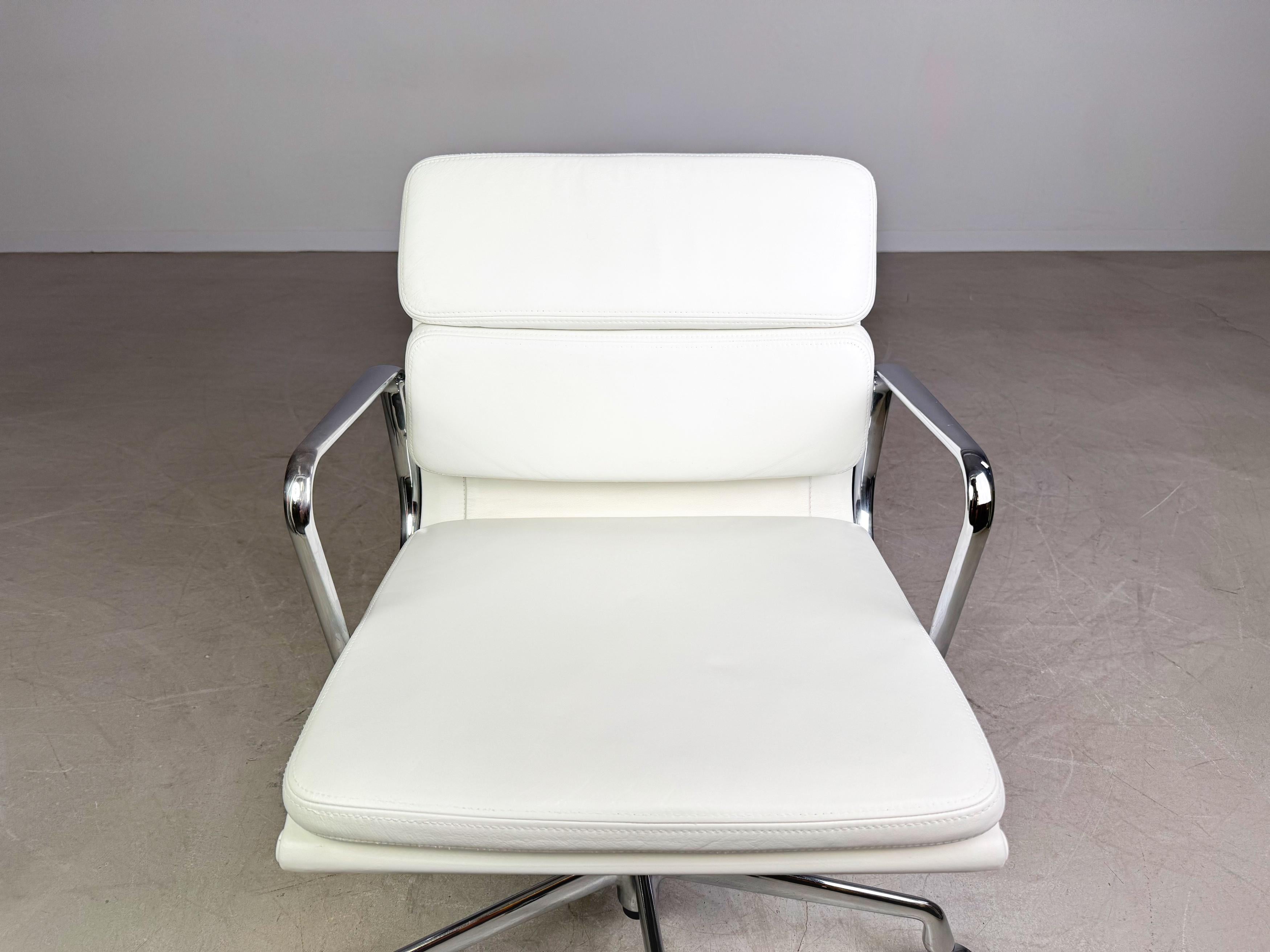 Original Vitra EA 217 Bürostuhl Charles Eames leder weiß Chefsessel im Angebot 1