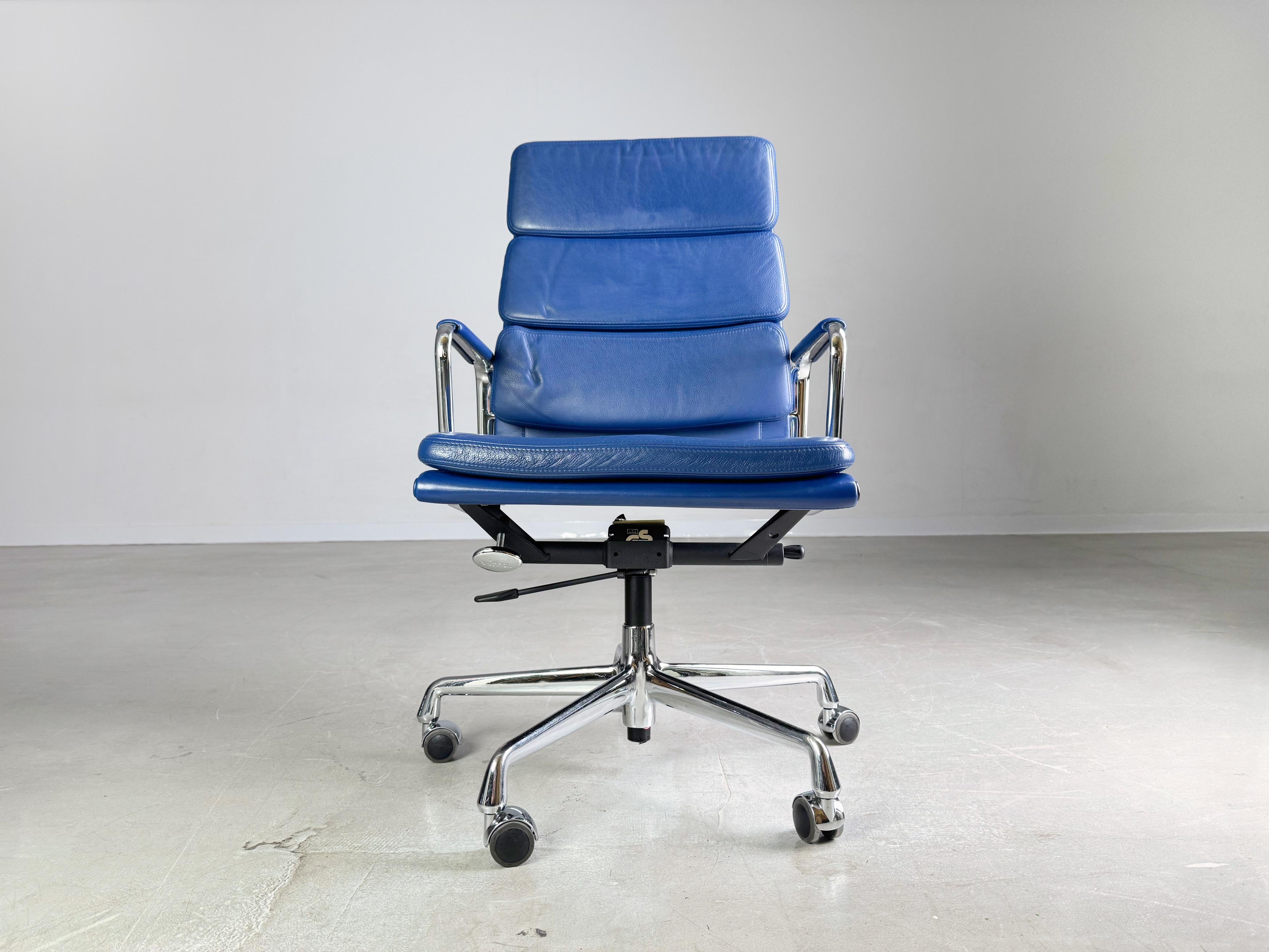 Original Vitra EA 219 Bürostuhl Soft Pad blau Charles & Ray Eames Leder im Angebot 3