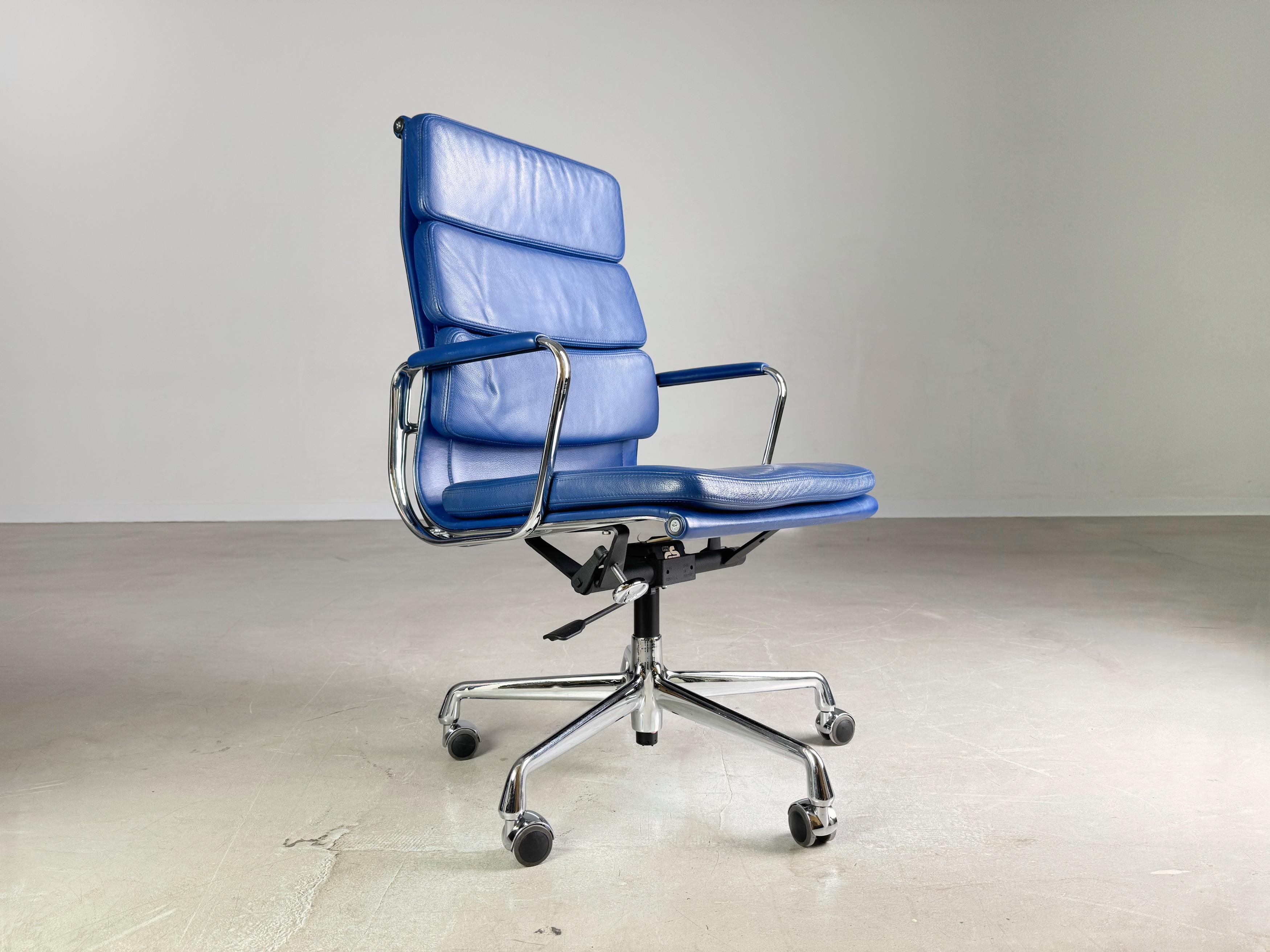 Original Vitra EA 219 Bürostuhl Soft Pad blau Charles & Ray Eames Leder (Postmoderne) im Angebot