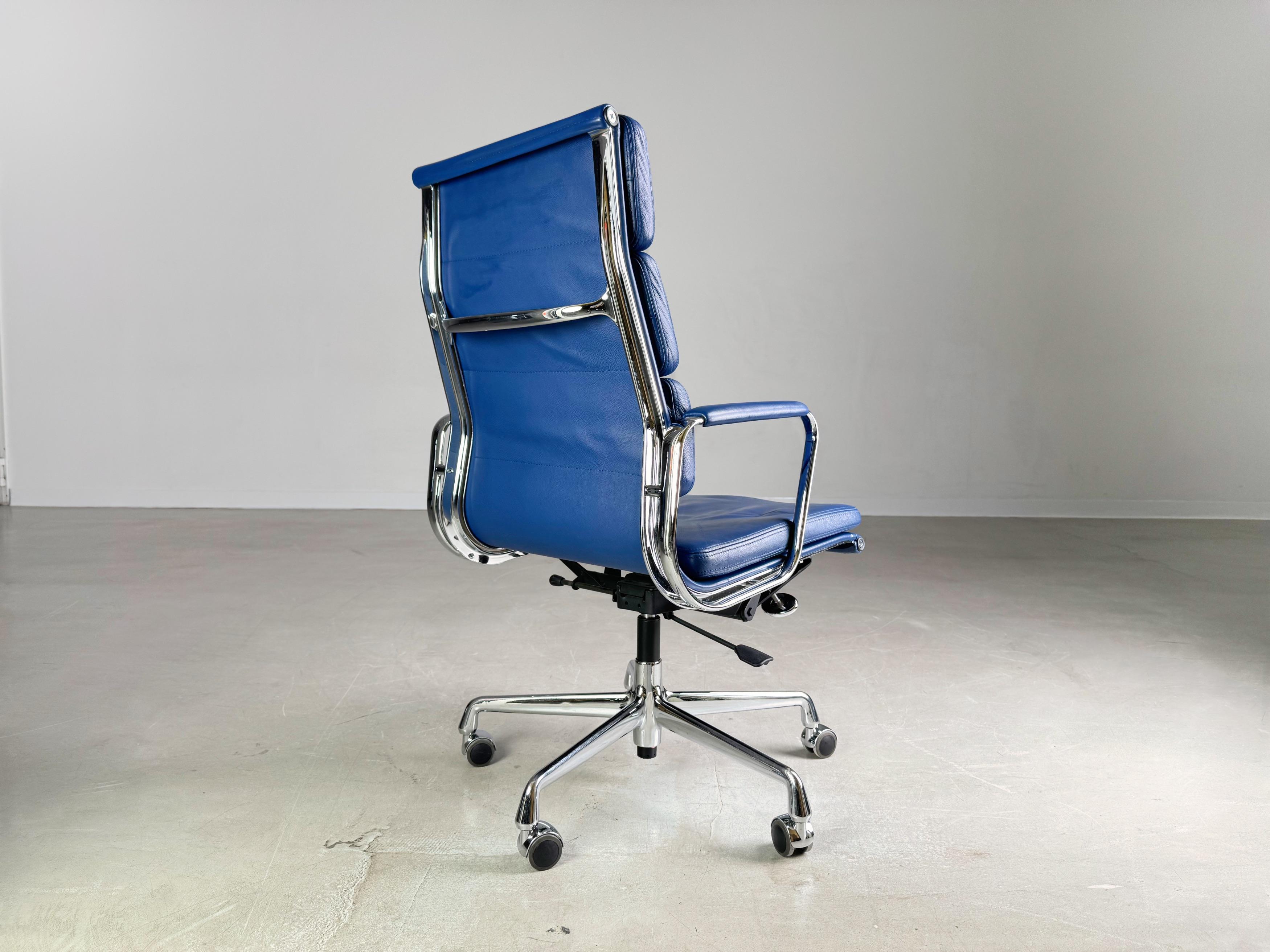 Original Vitra EA 219 Bürostuhl Soft Pad blau Charles & Ray Eames Leder (Deutsch) im Angebot