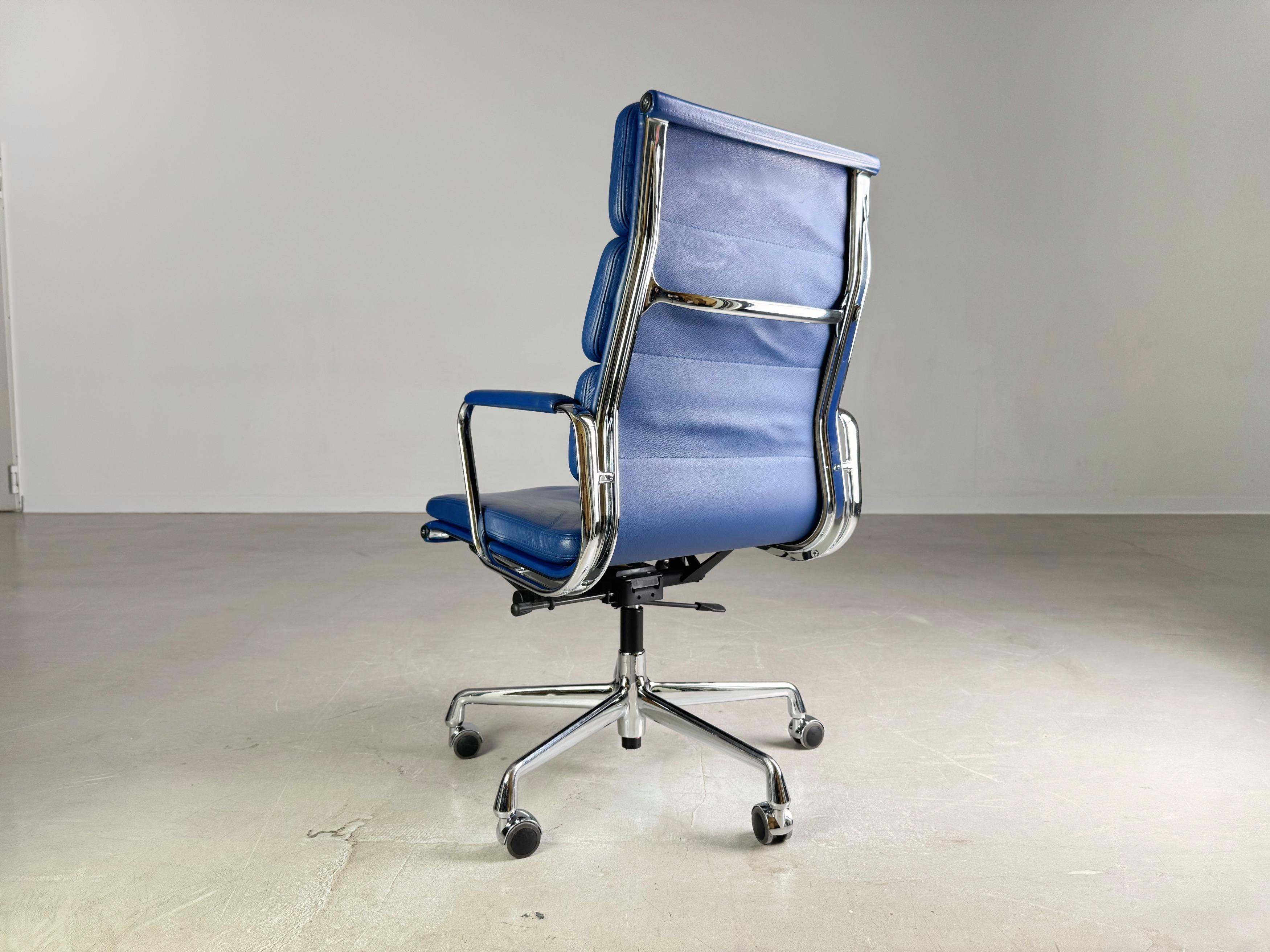Original Vitra EA 219 Bürostuhl Soft Pad blau Charles & Ray Eames Leder im Zustand „Gut“ im Angebot in Berlin, DE