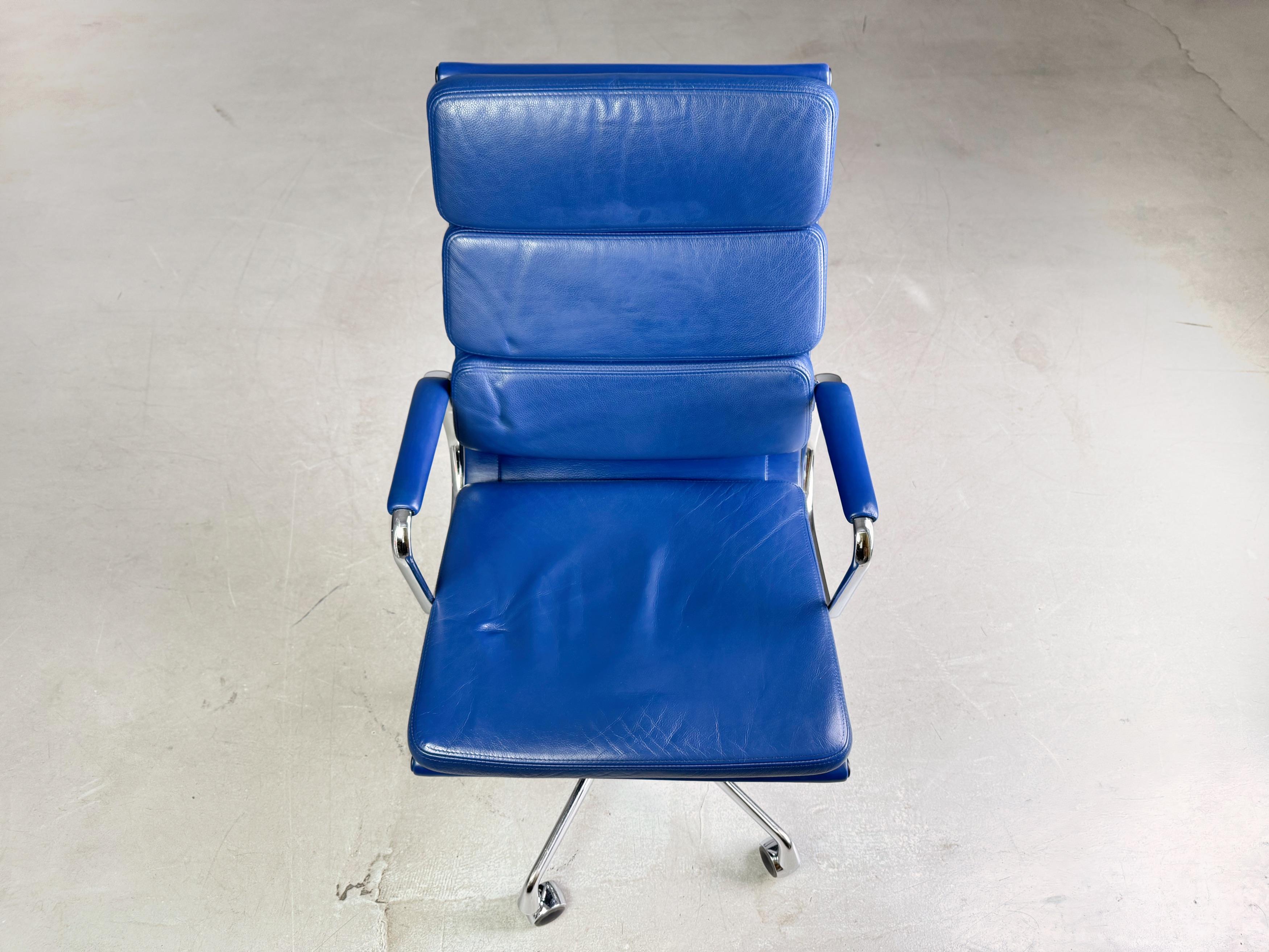 Original Vitra EA 219 Bürostuhl Soft Pad blau Charles & Ray Eames Leder (Spätes 17. Jahrhundert) im Angebot