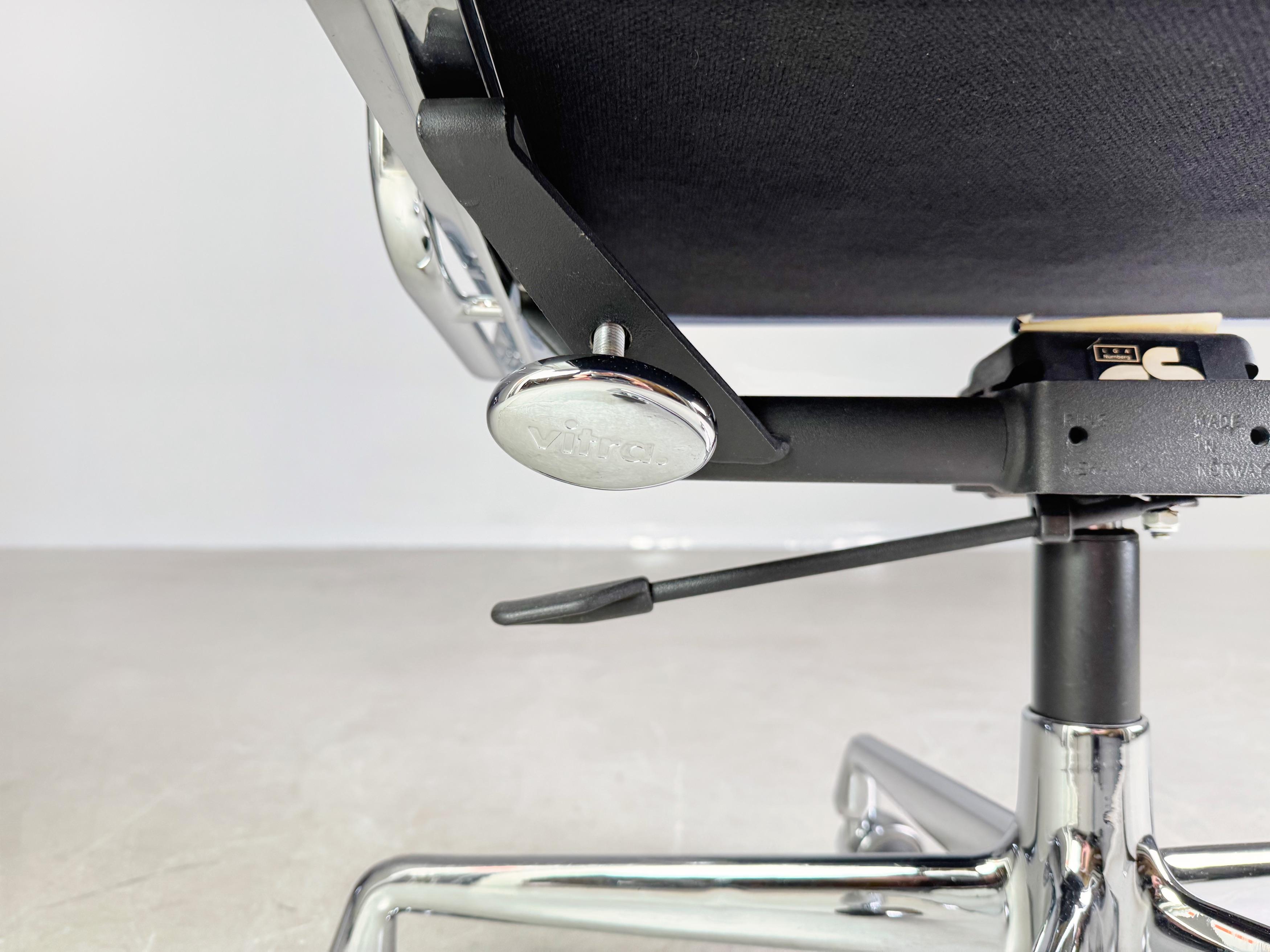 Original Vitra EA 219 Bürostuhl Soft Pad blau Charles & Ray Eames Leder im Angebot 1