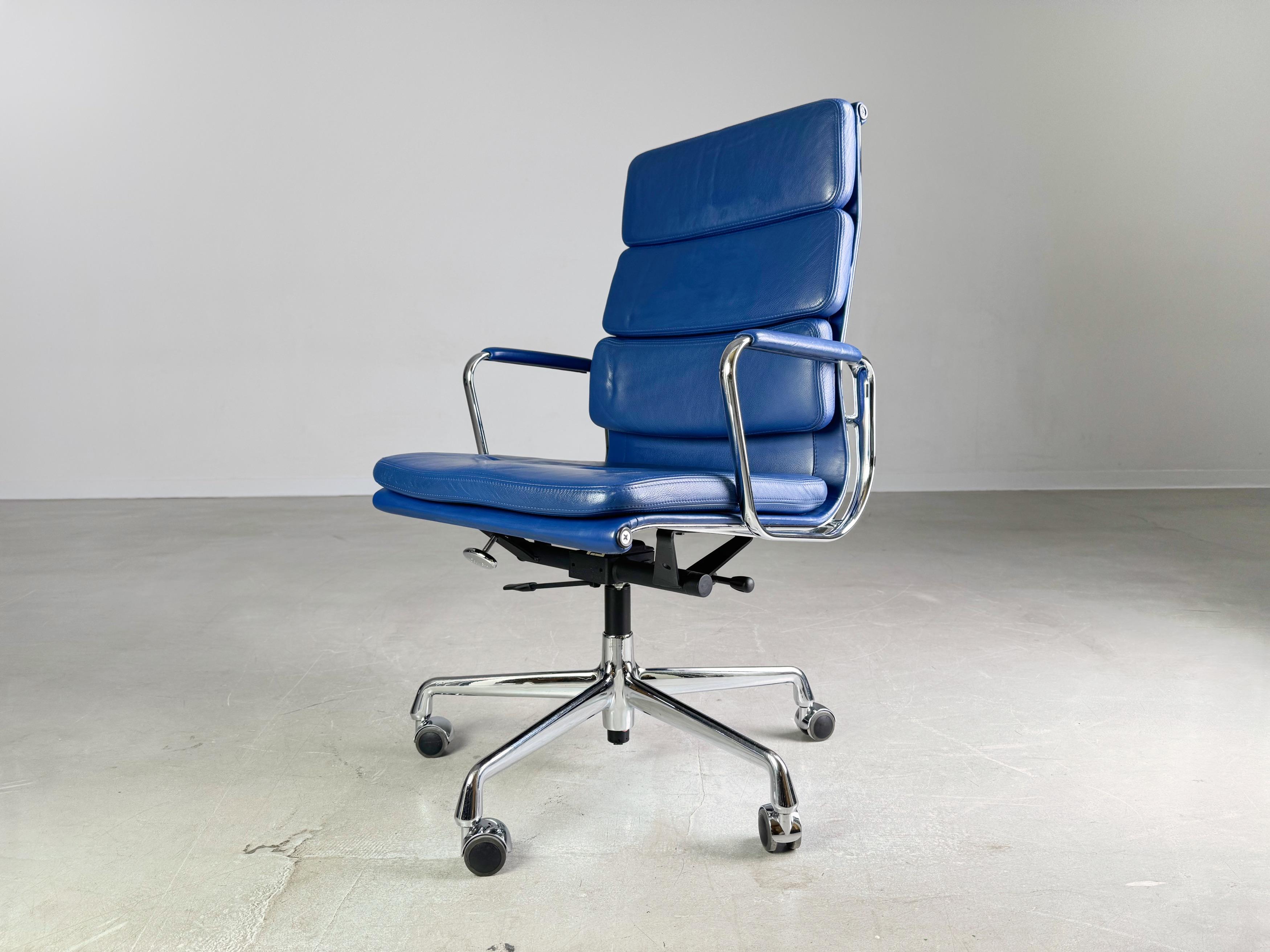 Original Vitra EA 219 Bürostuhl Soft Pad blau Charles & Ray Eames Leder (Stahl) im Angebot
